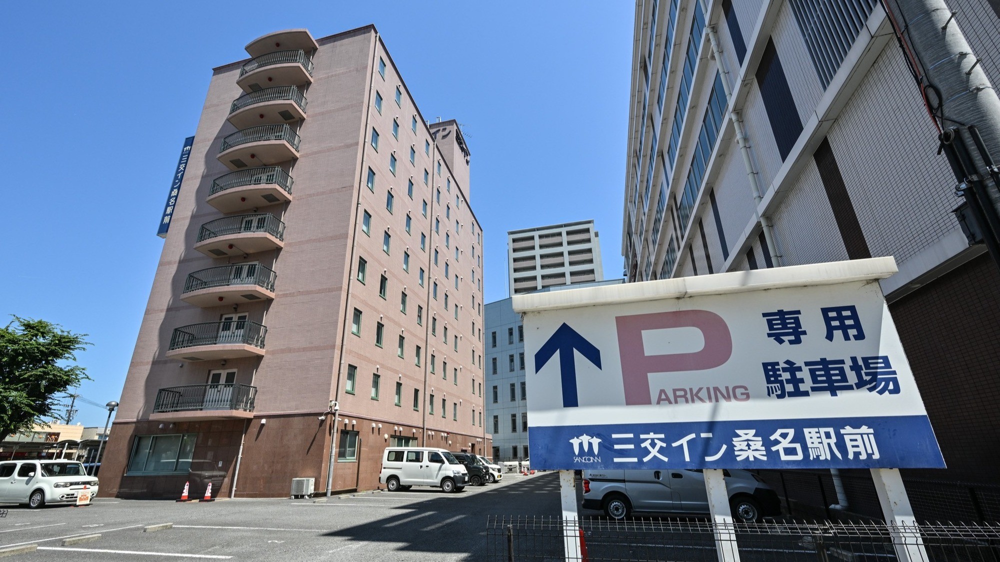 看板の奥に駐車場がございます