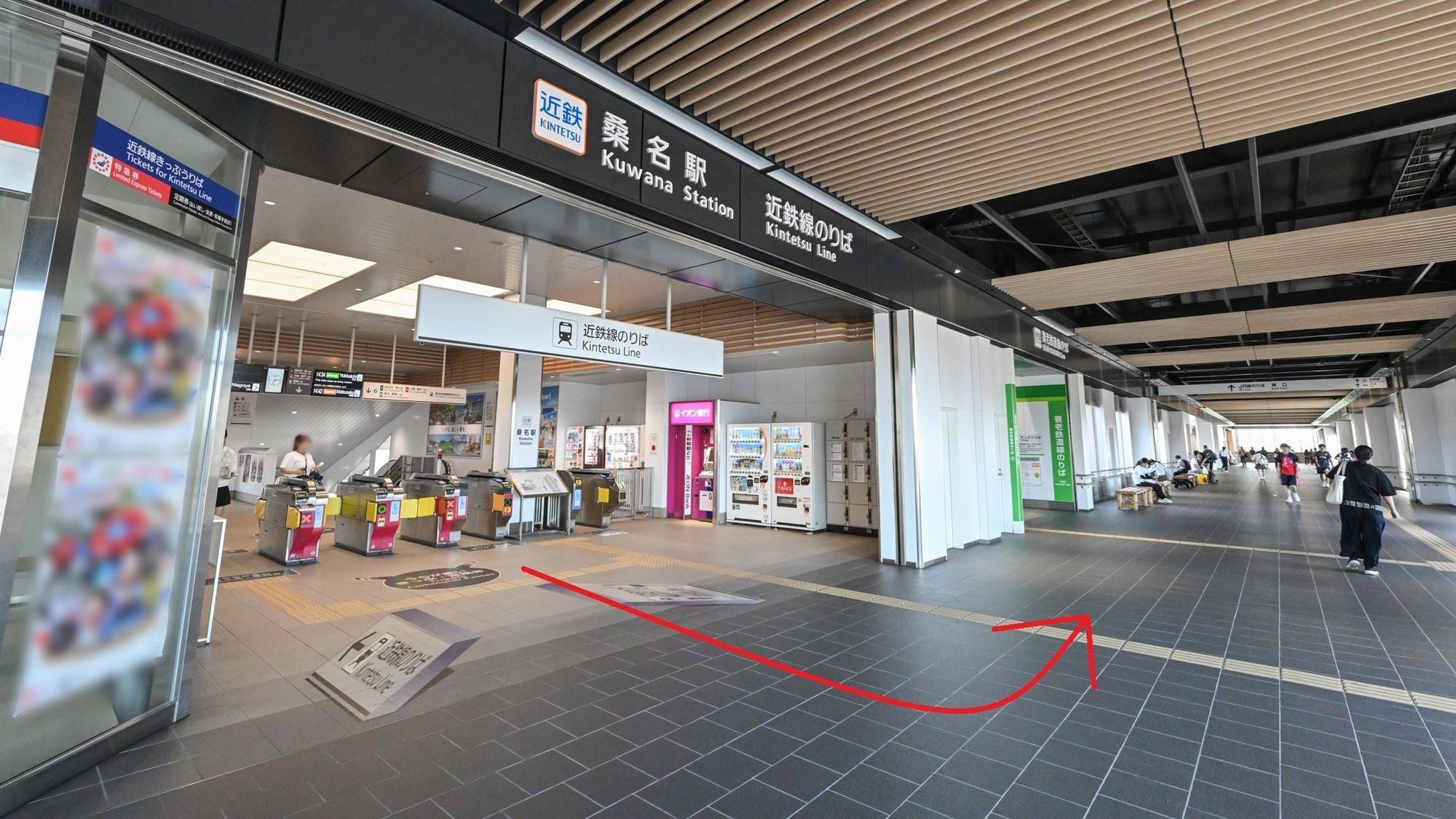 近鉄改札口を出たら左にまっすぐ進むと東出口があります