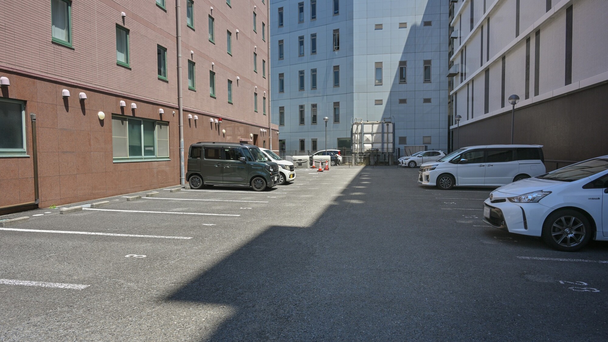 ホテルに隣接している平面駐車場です
