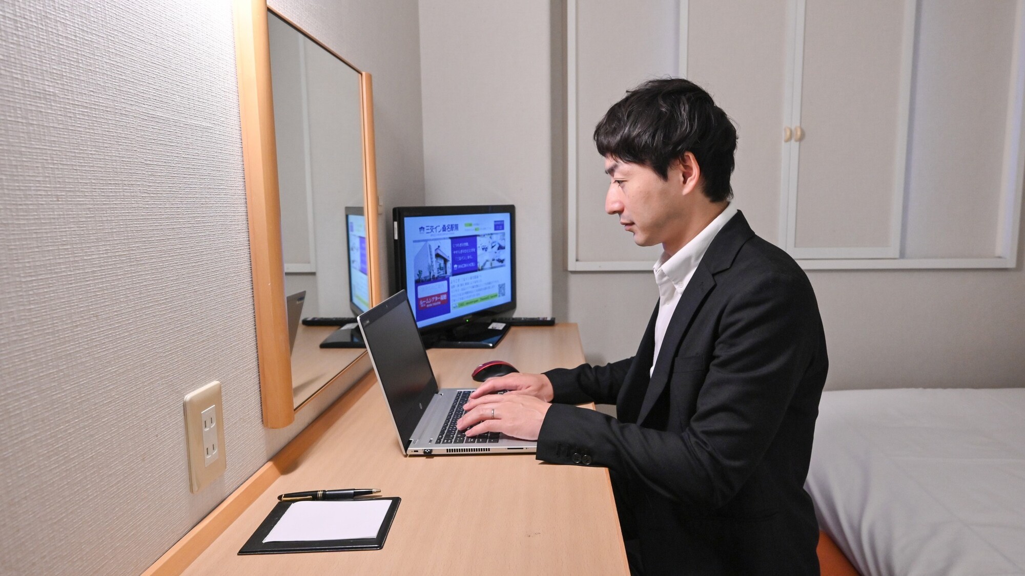 広々としたデスクで快適にご利用いただけます