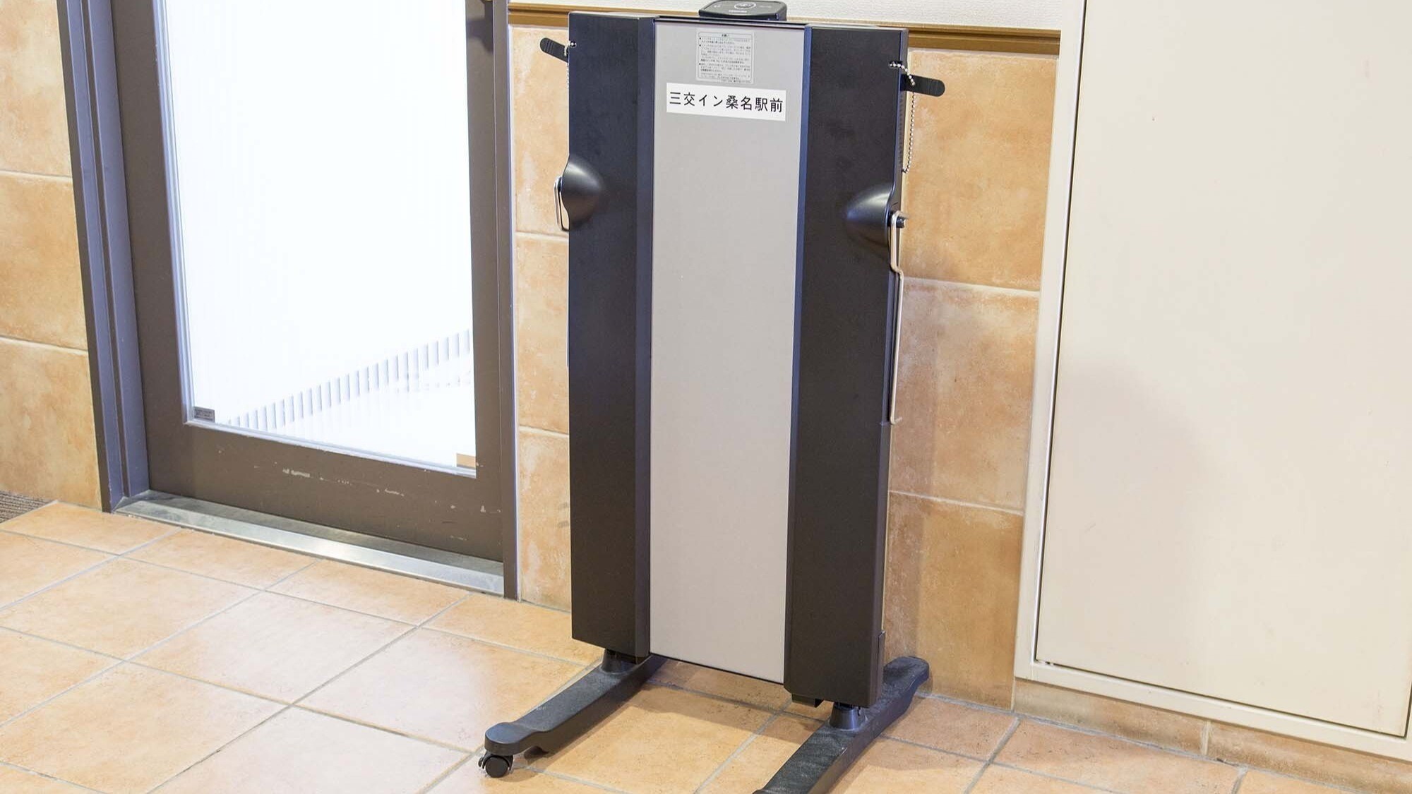 ズボンのしわ伸ばしにご利用ください（各階エレベーター前にございます）