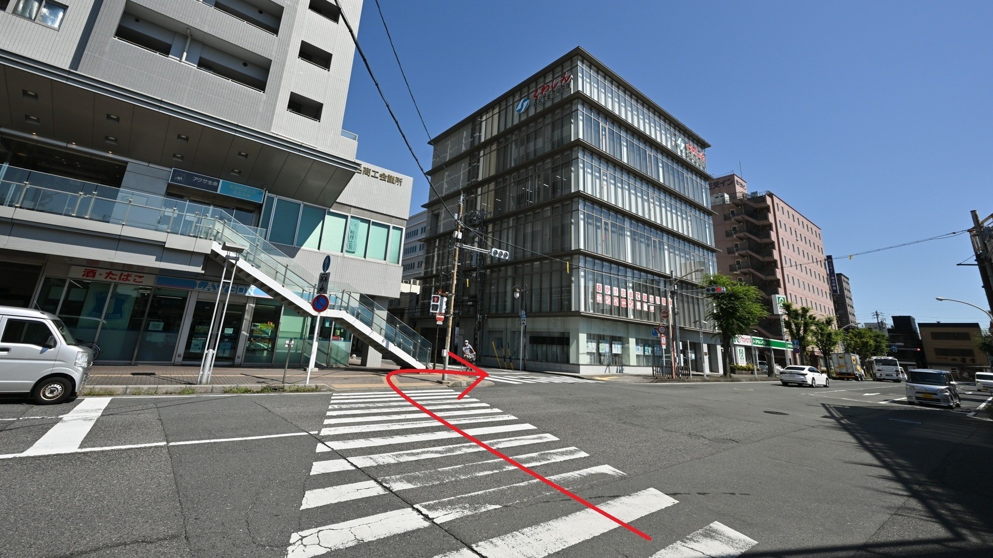 横断歩道を渡ってすぐ右に進むと当館がございます