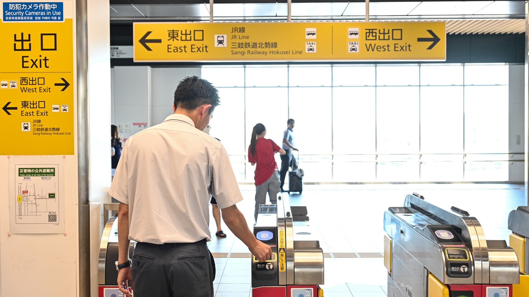 近鉄桑名駅を降り、改札を出たら左側の東口に向かいます