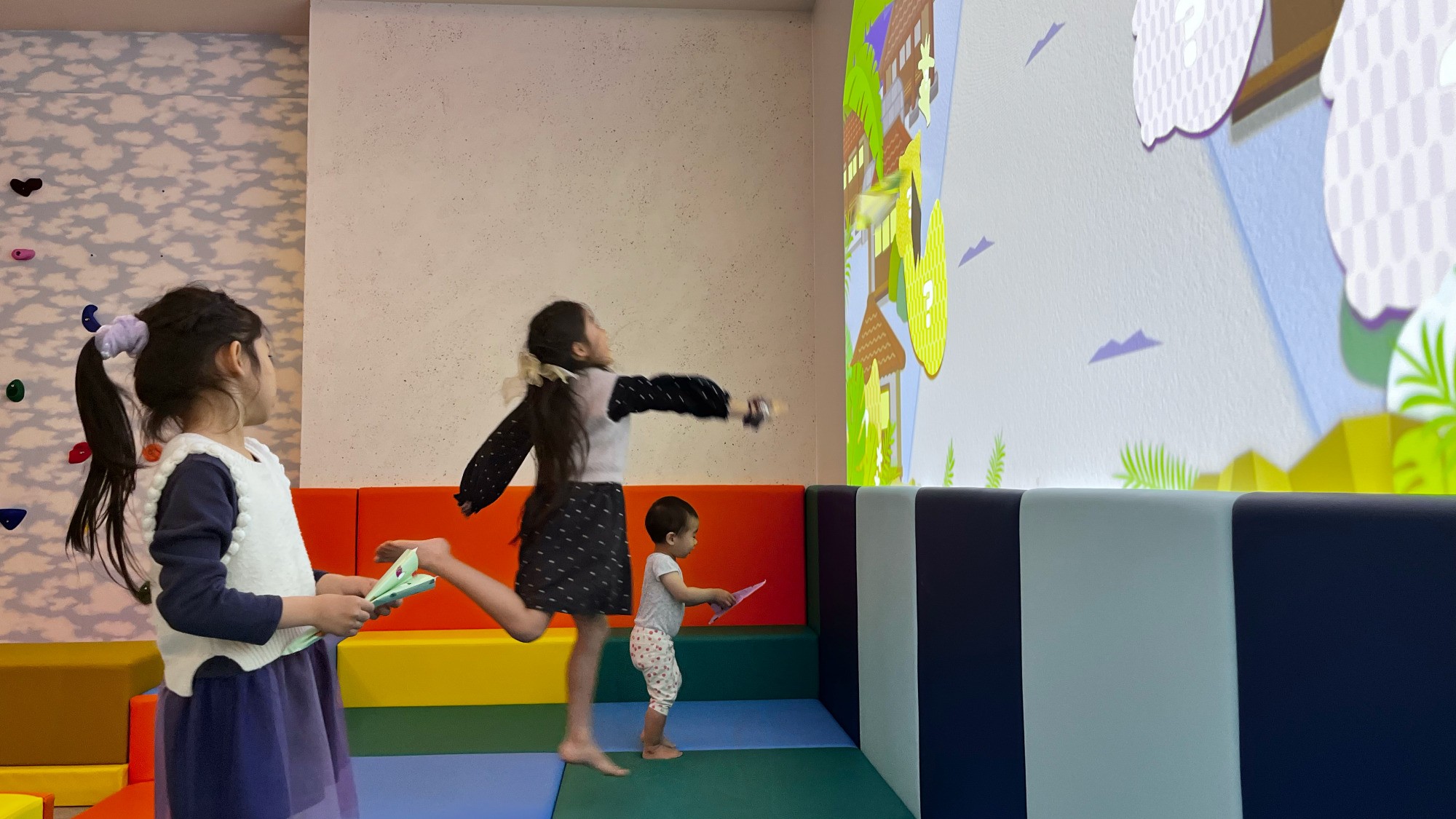 【キッズスペース】安全性を考慮したクッション性の高い遊具のため、小さなお子様も安心。