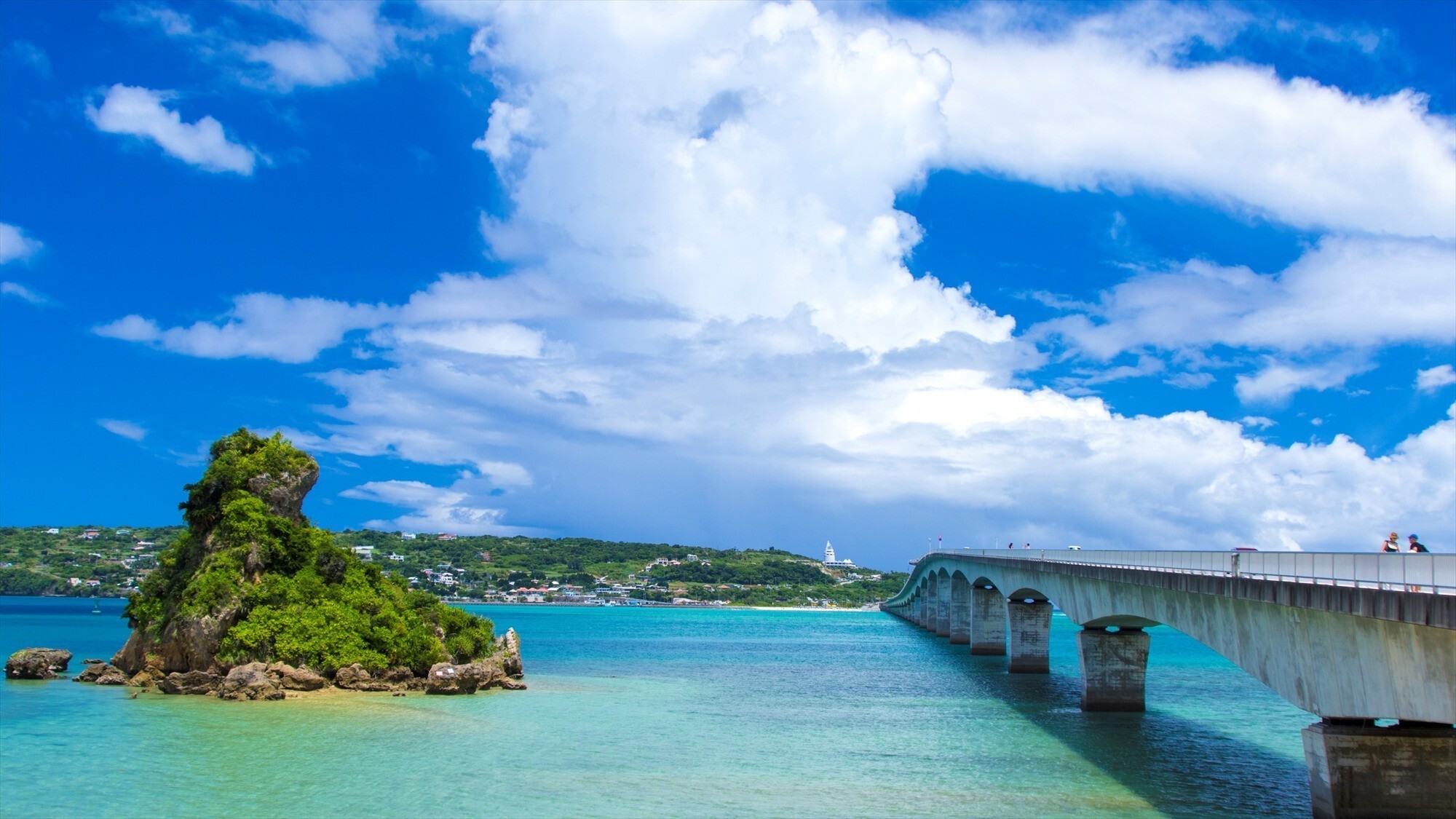 周辺観光/【古宇利大橋】エメラルドグリーンの美しい海を渡る全長2kmの絶景ドライブ橋。