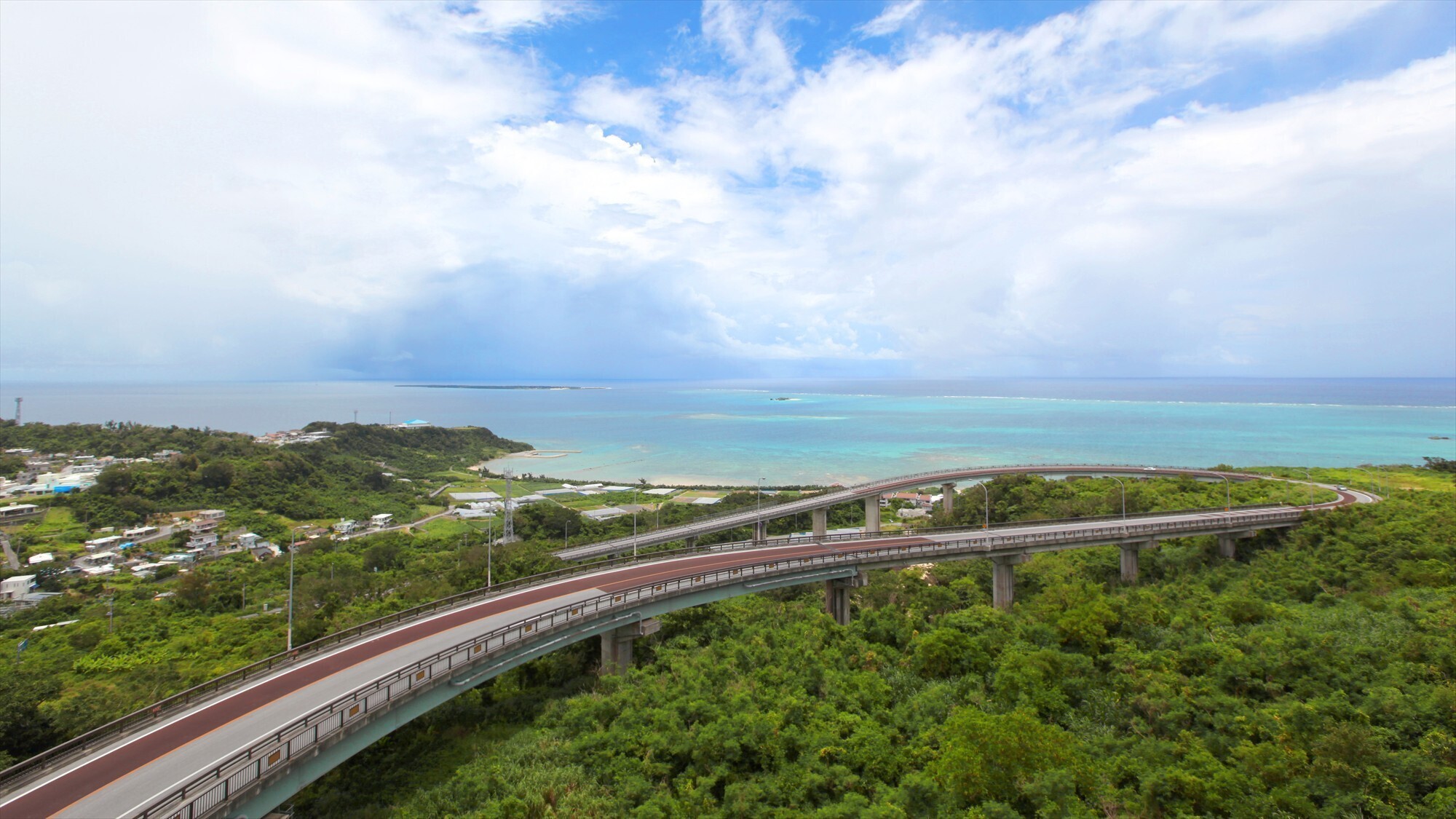 周辺観光/【ニライカナイ橋】海と空を一望できる絶景ドライブスポット。人気の撮影地でもあります。