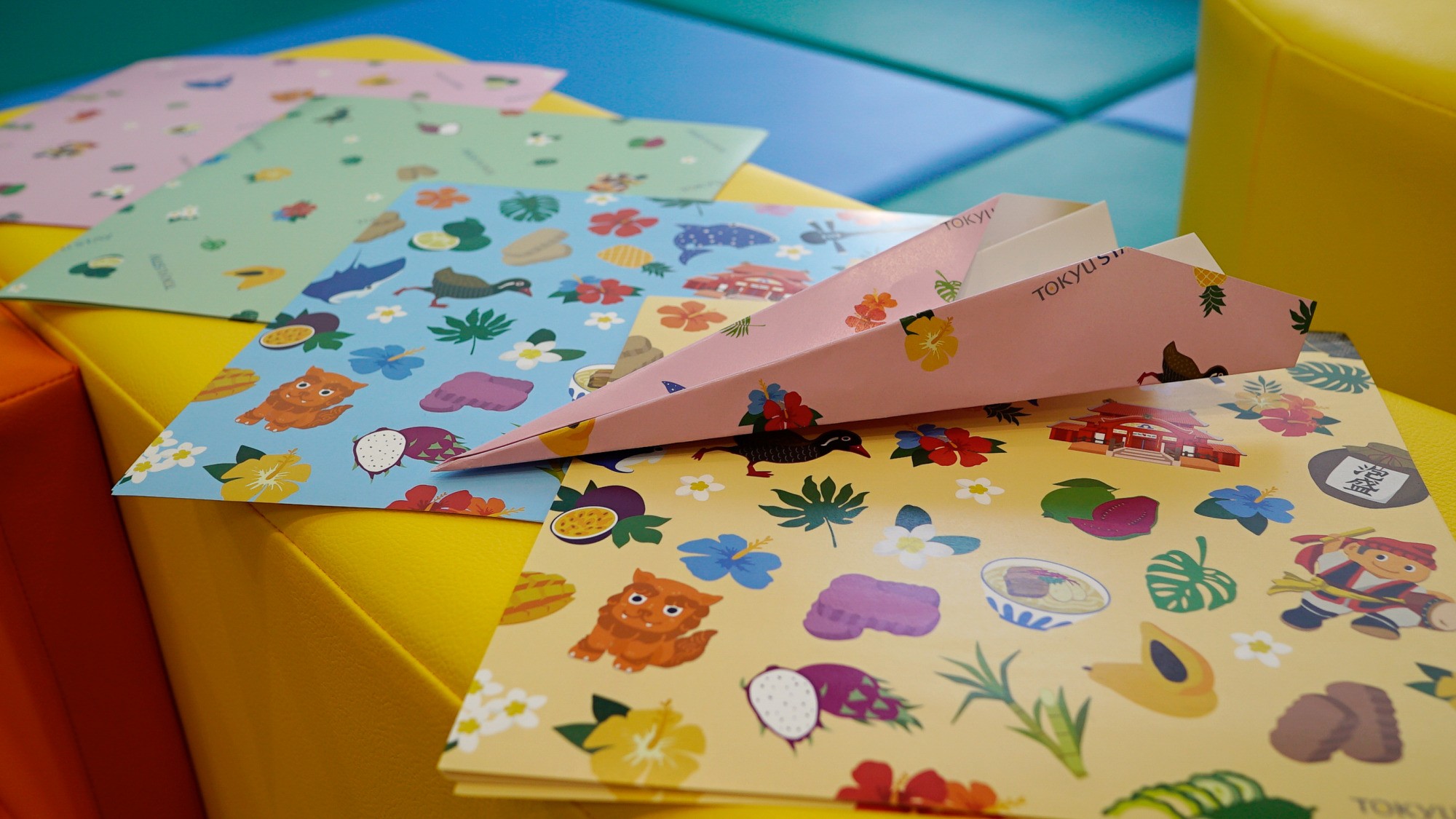 【キッズスペース】折り紙は冒険のお土産にお持ち帰りいただけます。