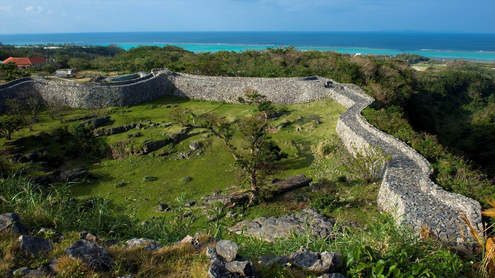 周辺観光/【今帰仁城跡】総延長1.5kmの石垣をもつ桜の名所として知られる世界遺産の城跡。