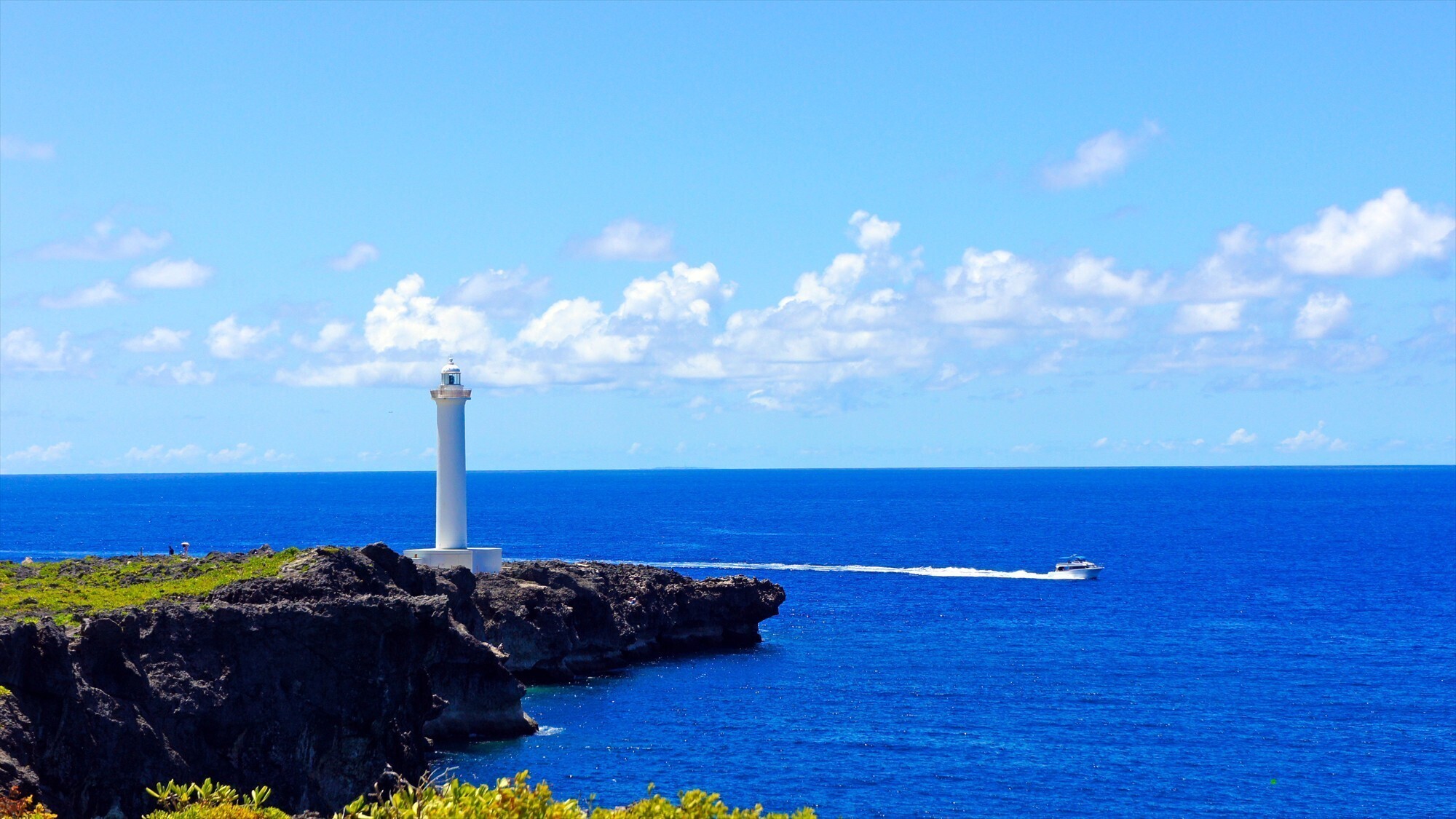 周辺観光/【残波岬】断崖絶壁と灯台が映える絶景スポットで、沖縄本島で一番最後に夕日が沈む場所。