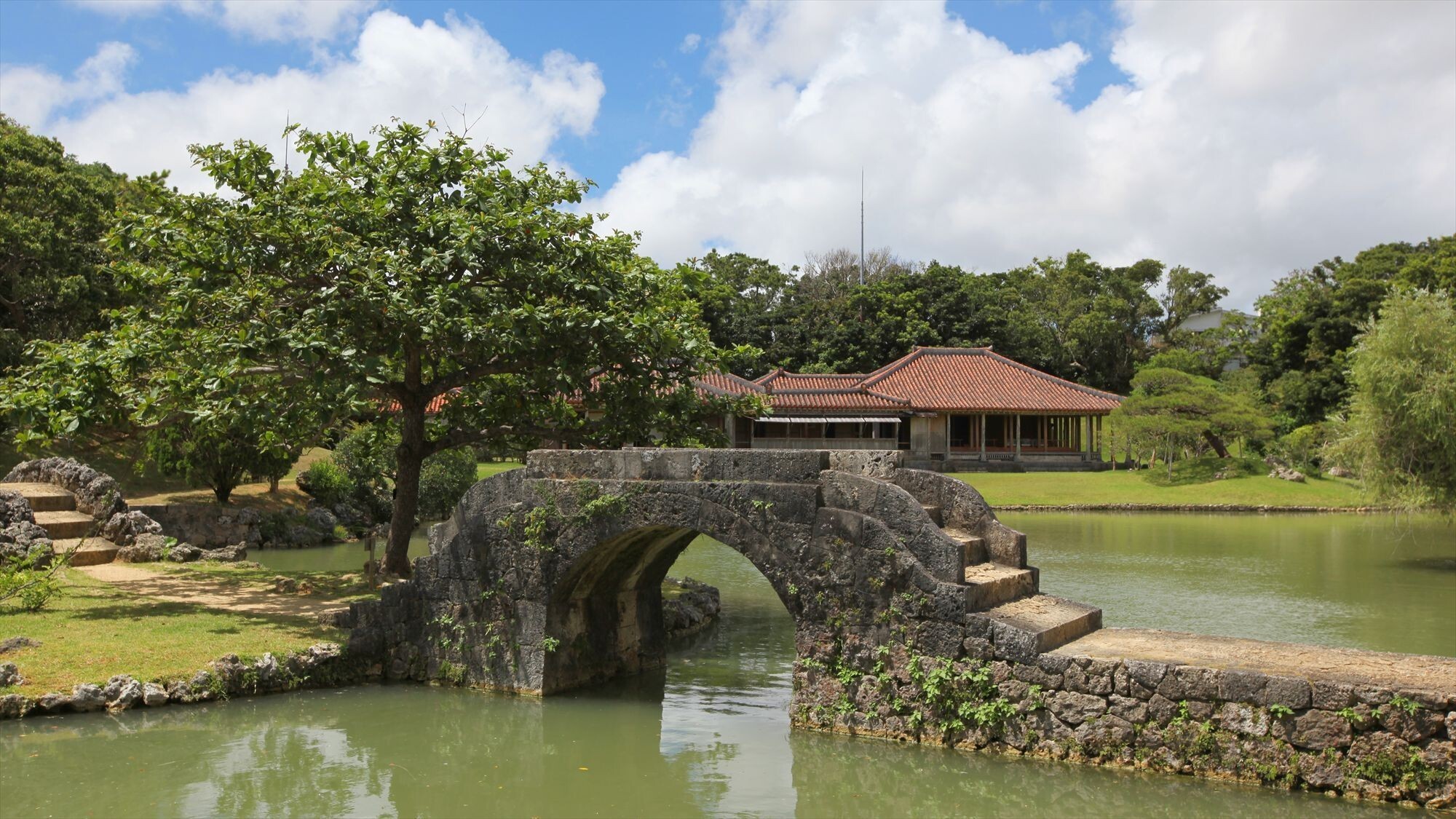 周辺観光/【識名園】琉球王家の別邸として栄えた庭園。池や石橋が美しく、静かな散策にぴったり。