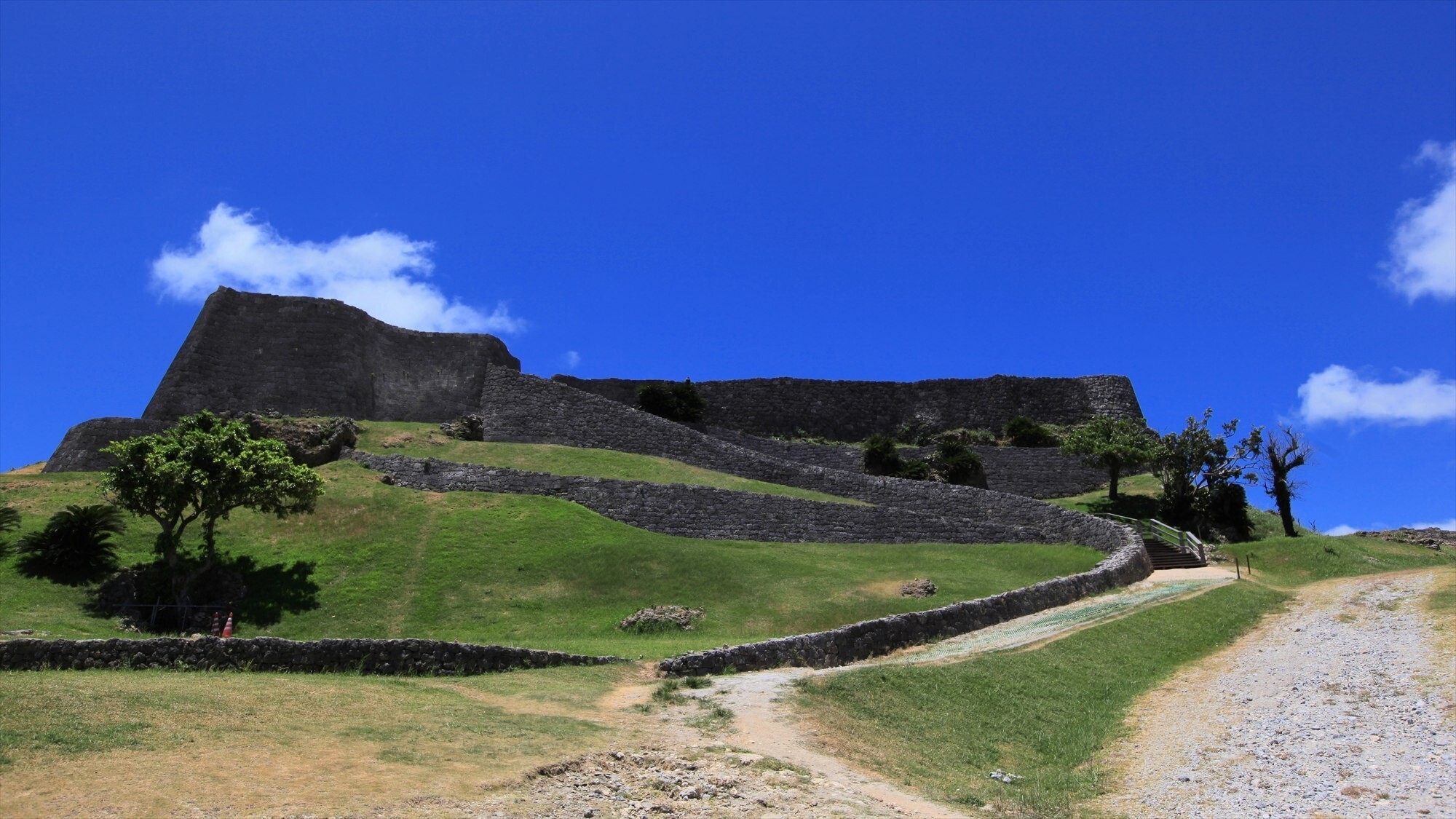 周辺観光/【勝連城跡】高台に築かれた世界遺産の城跡。眼下にはエメラルドの海が広がります。