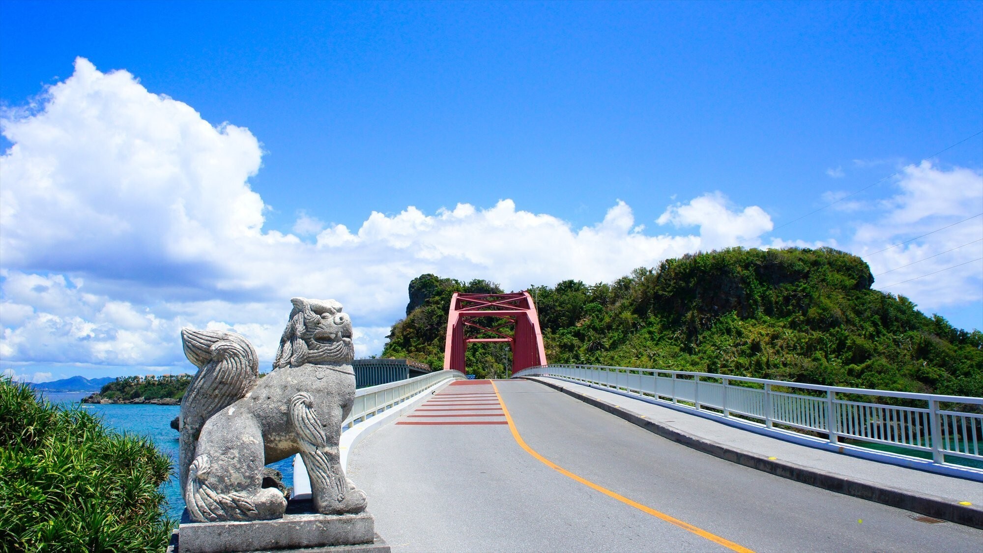 周辺観光/【伊計大橋】透き通る海を渡る爽快なドライブコース。橋の先には自然豊かな島が広がります。