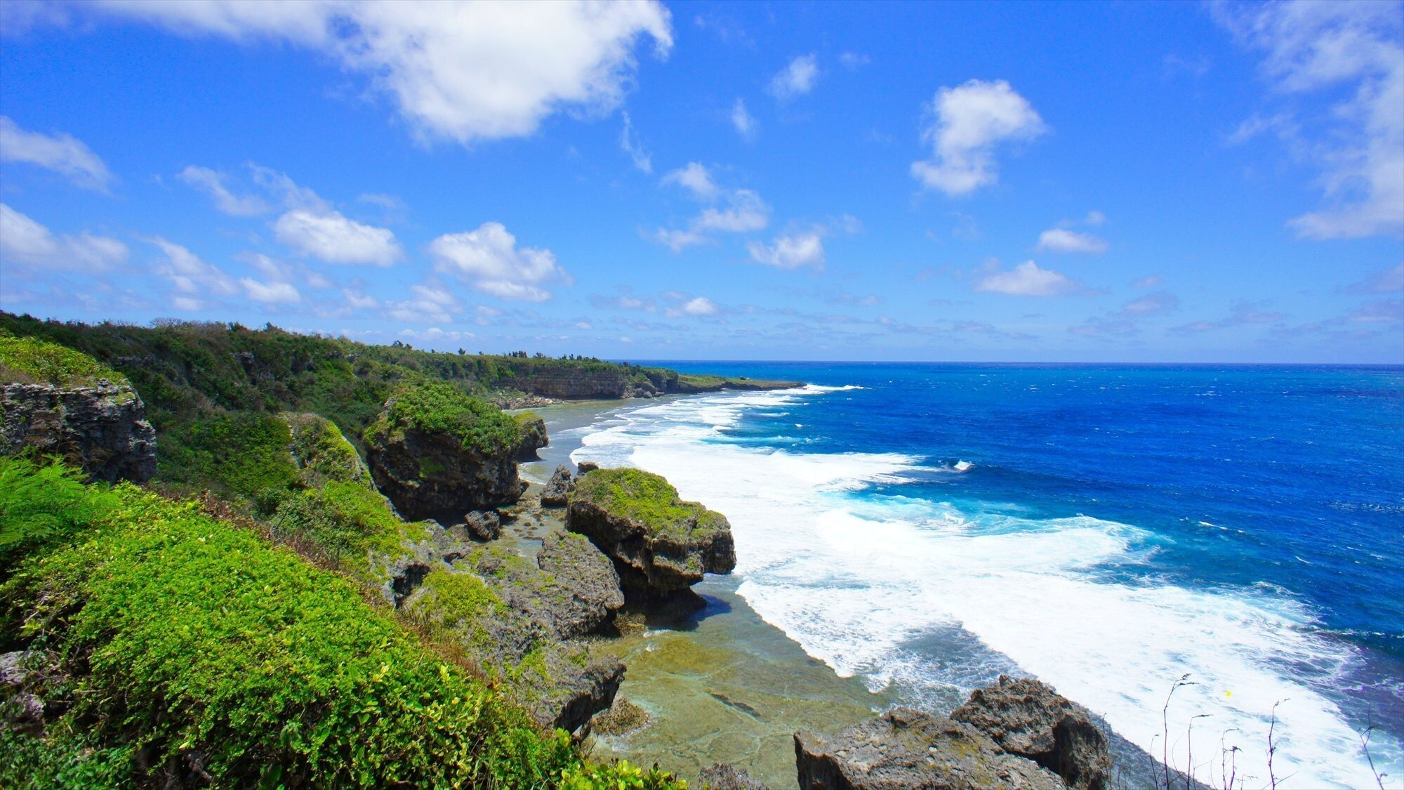周辺観光/【喜屋武岬】断崖の先に広がる青い海。沖縄本島最南端ならではのダイナミックな景観。