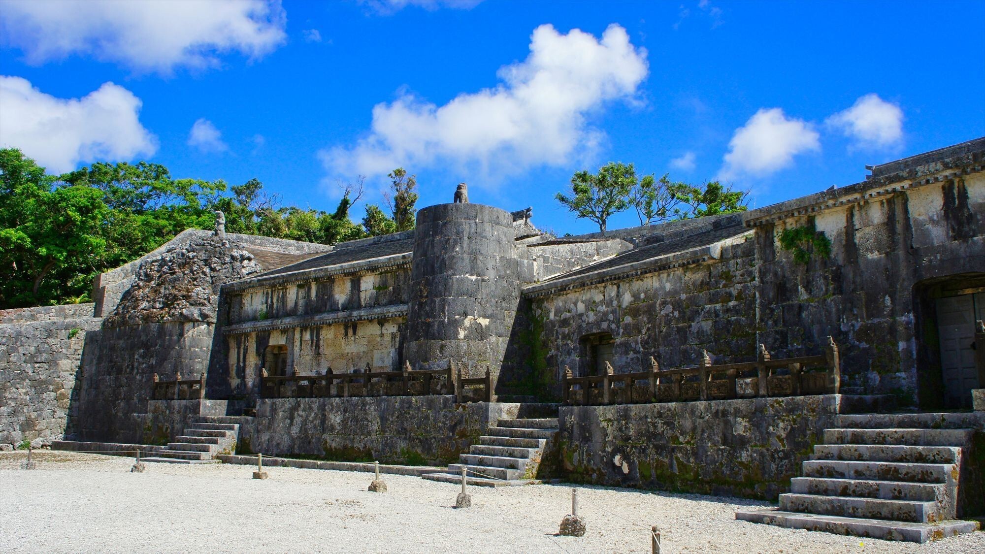 周辺観光/【喜屋武岬】断崖の先に広がる青い海。沖縄本島最南端ならではのダイナミックな景観。