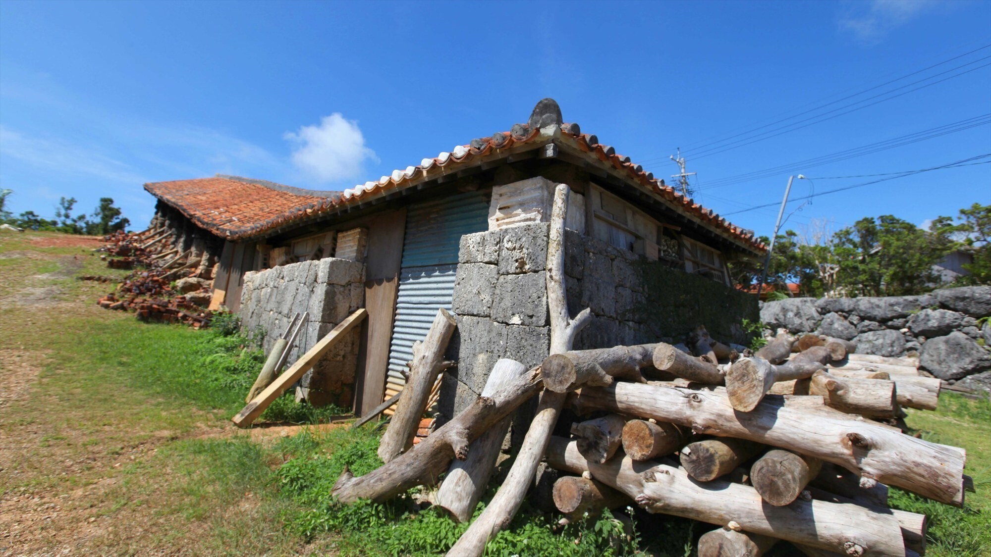 周辺観光/【やむちんの里】読谷焼の工房が集まる陶芸の里。職人技を見学し、作品を購入できます。