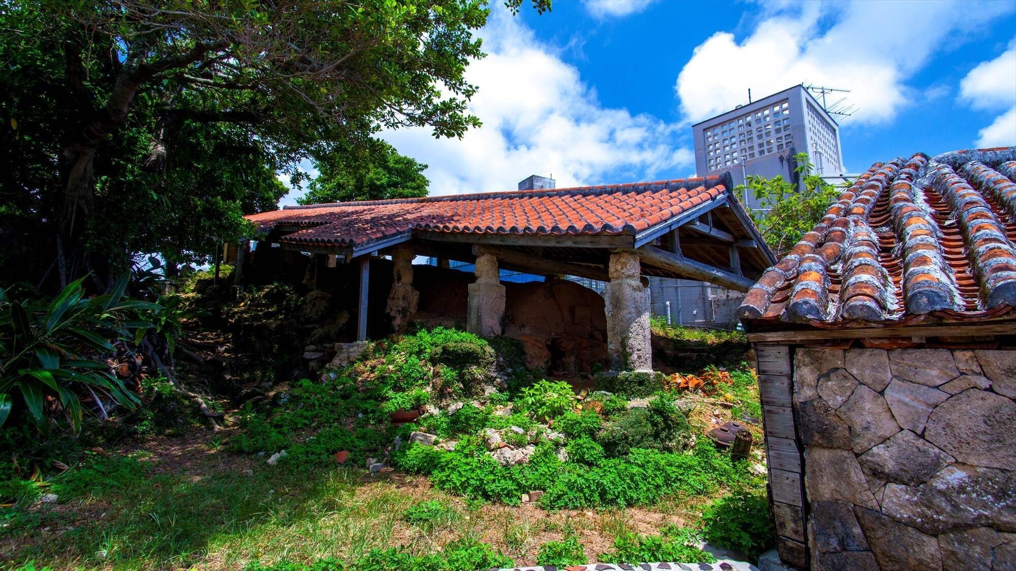 周辺観光/【やむちん通り】約400mの石畳の通り沿いには、やちむんの器やギャラリー、カフェが並ぶ。