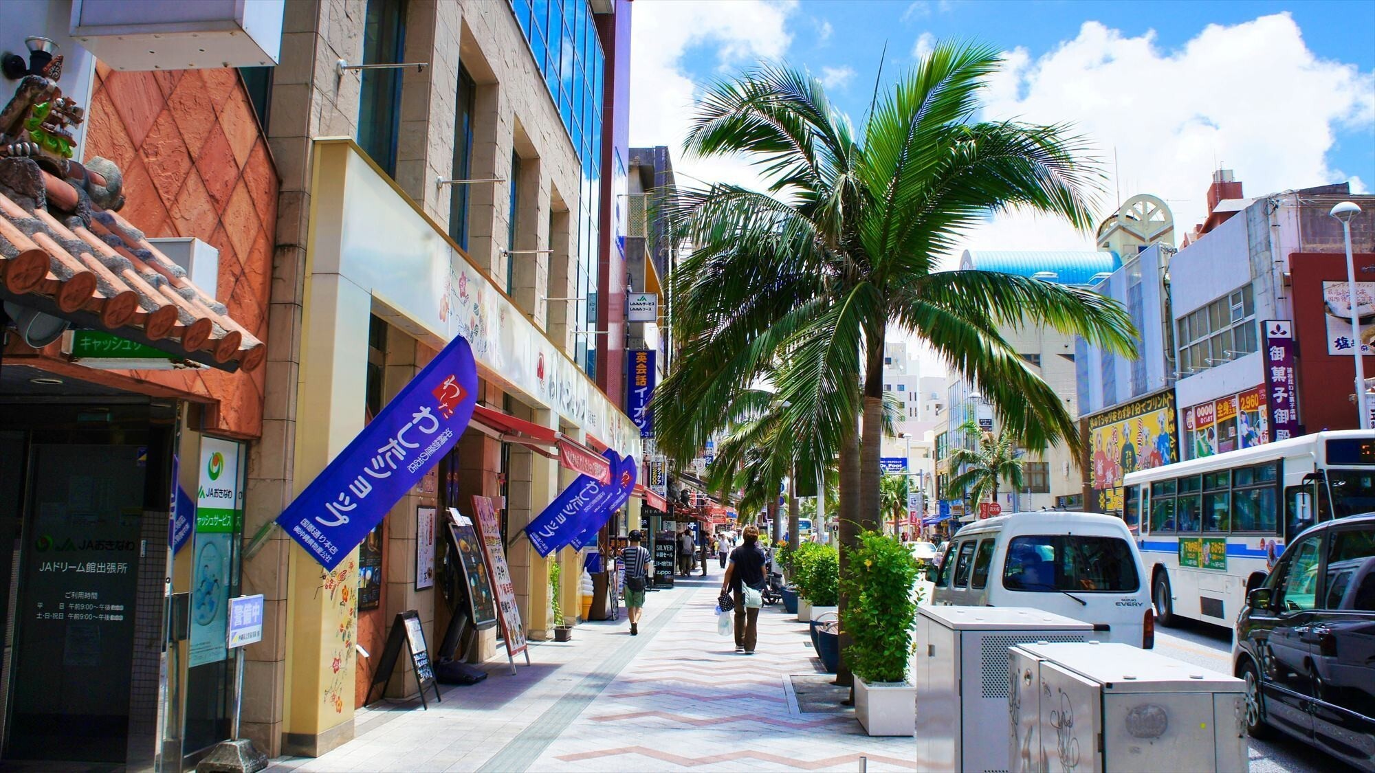 周辺観光/【国際通り】沖縄グルメや土産が集まる、約1.6kmに渡って続く那覇のメインストリート。