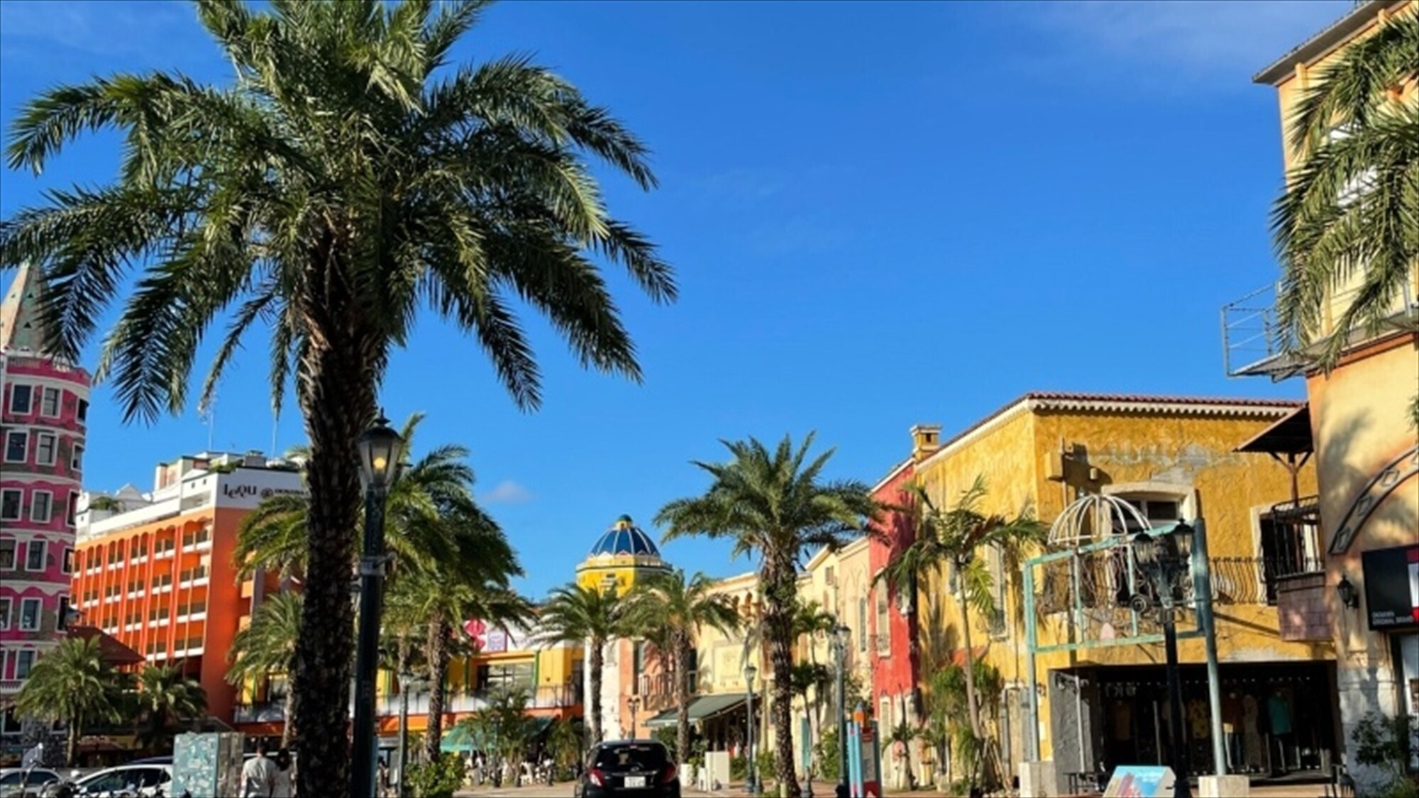 周辺観光/【美浜アメリカンビレッジ】すぐ横がビーチのアメリカの雰囲気漂うリゾートショッピングタウン。