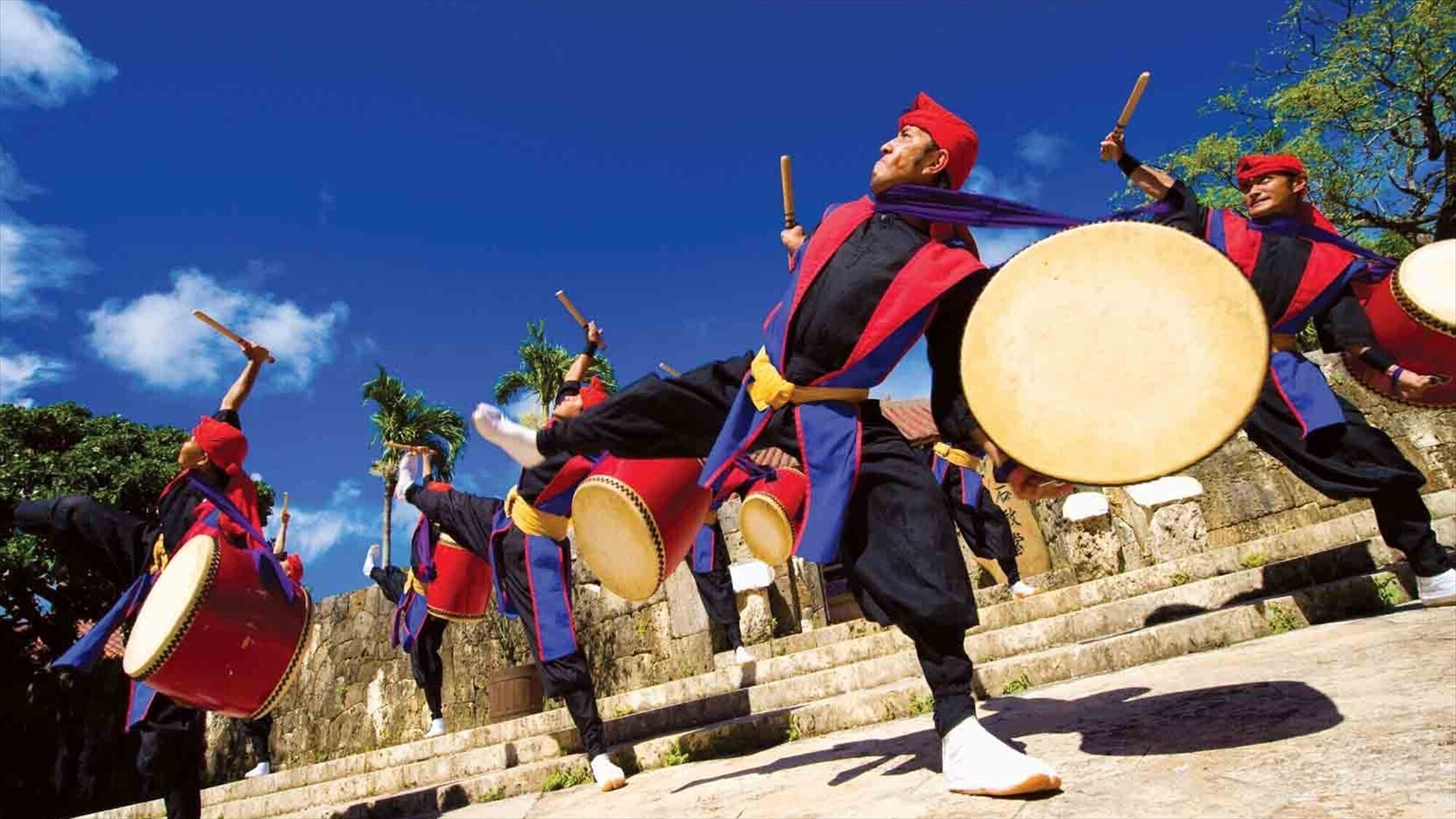 周辺観光/【おきなわワールド】伝統の琉装衣装を身につけて散策や、伝統文化が楽しめる人気テーマパーク。