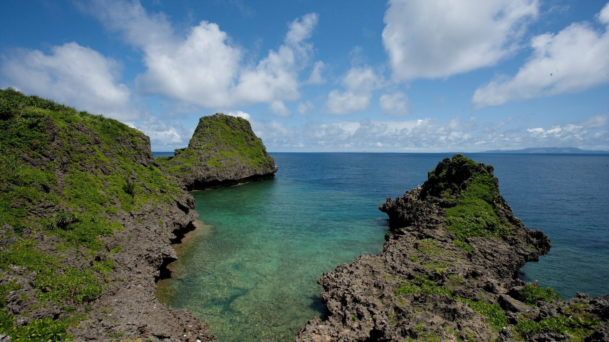 周辺観光/【真栄田岬】青の洞窟ダイビングで有名な海岸。シュノーケリングや海遊びの定番スポット。