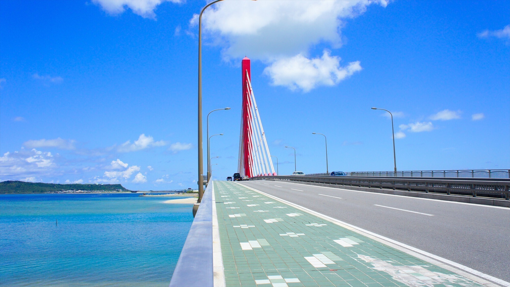 周辺観光/【海中道路】エメラルドグリーンの海を一直線に進む絶景道路。ドライブ観光に人気です。