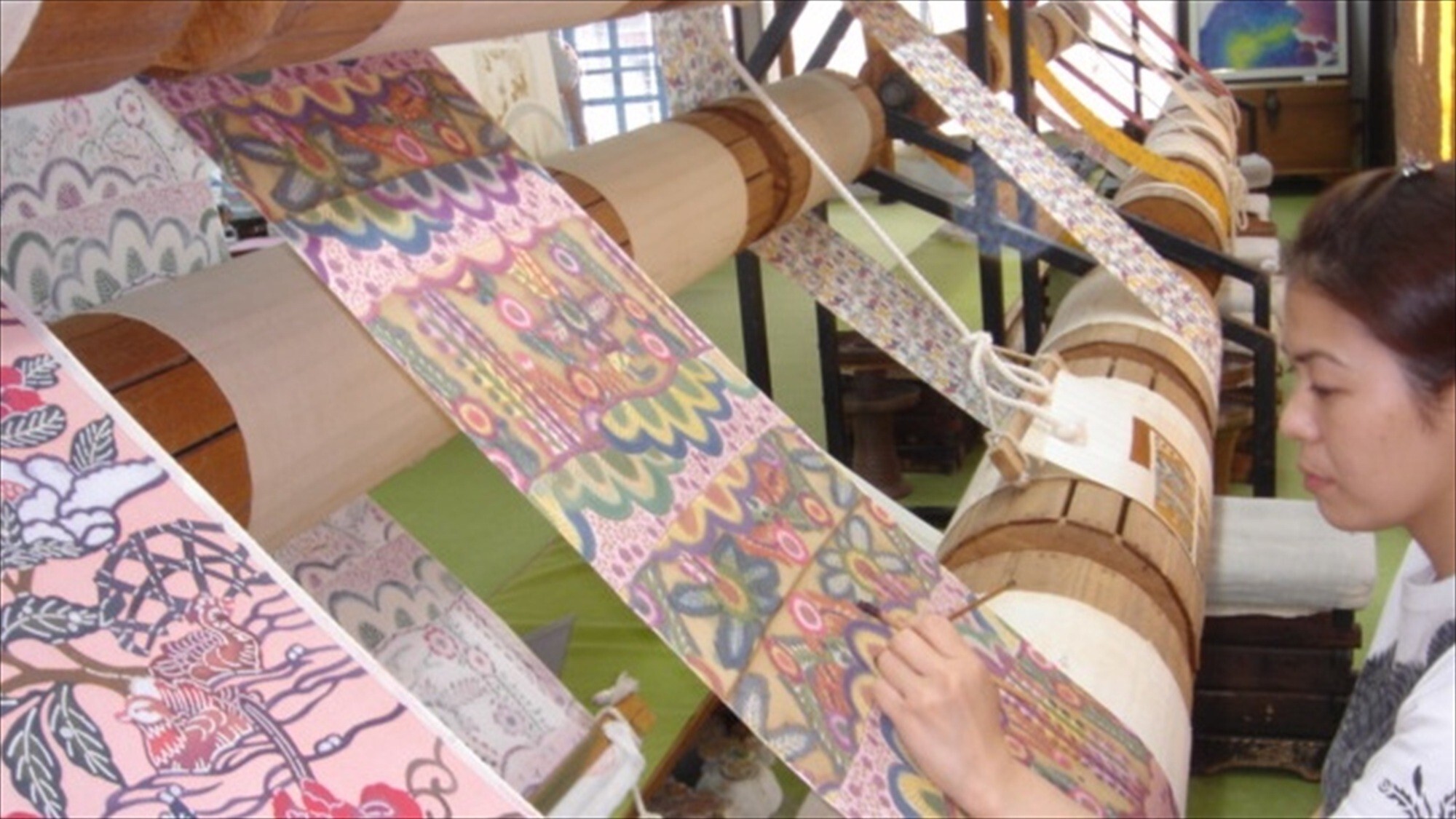 周辺観光/【首里琉染】紅型染め体験ができる工房。旅の記念に自分だけの染物を作れます。