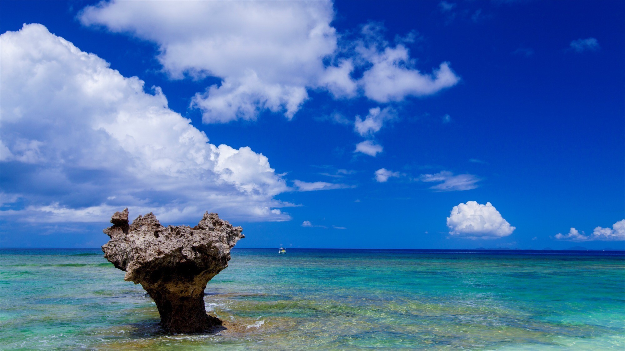 周辺観光/【古宇利島】別名”恋の島”と「ハートロック」はカップルにも人気の恋愛パワースポット。