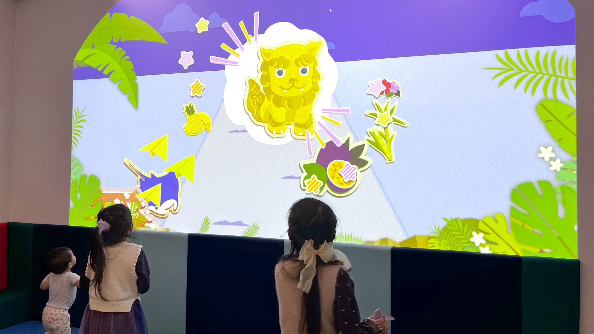 【キッズスペース】映像に向けて紙ヒコーキを飛ばすとかわいいキャラクターが登場！