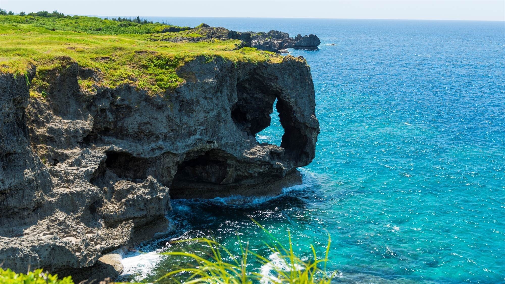 周辺観光/【万座毛】断崖絶壁に見える象の鼻のような岩が有名な海岸景勝地。