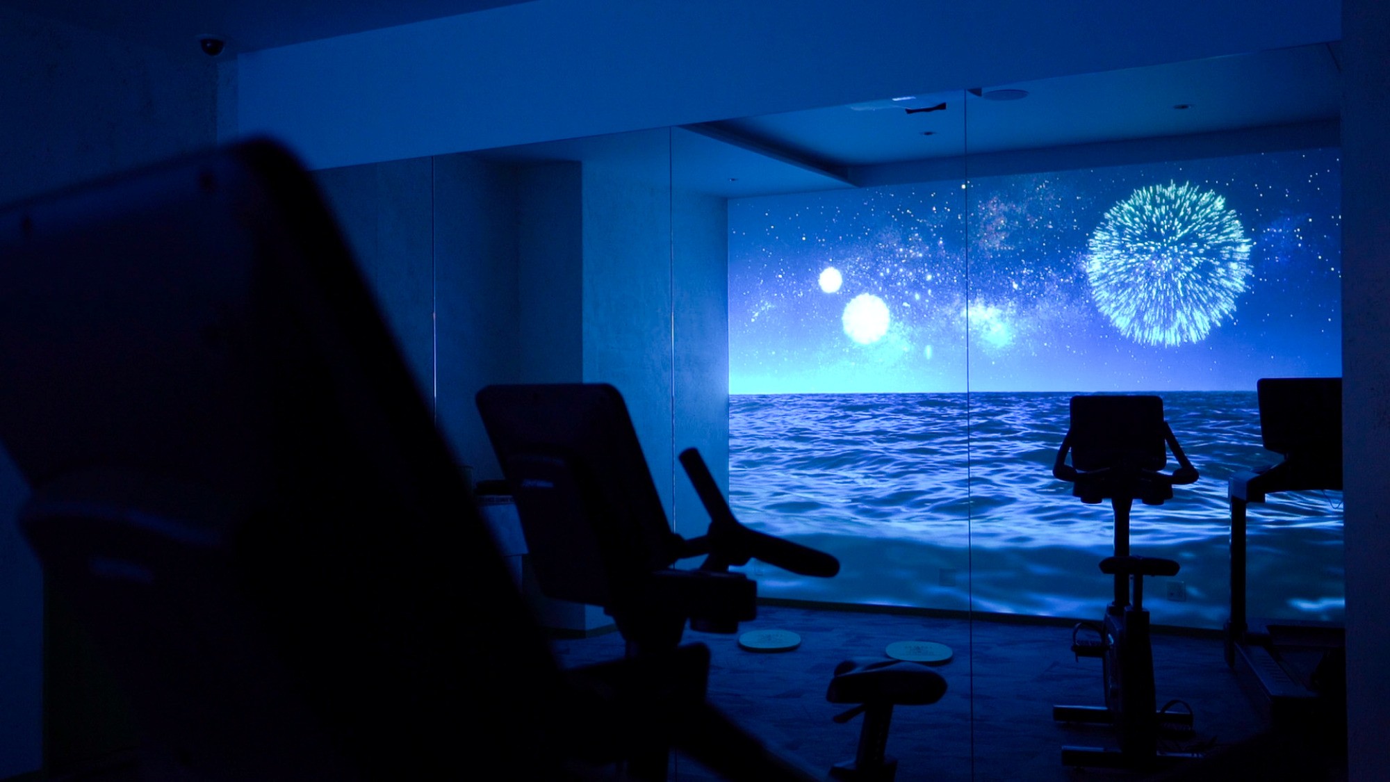 【フィットネスルーム】実際の時間帯と共に朝から夜へと移り変わる、大海原の映像。