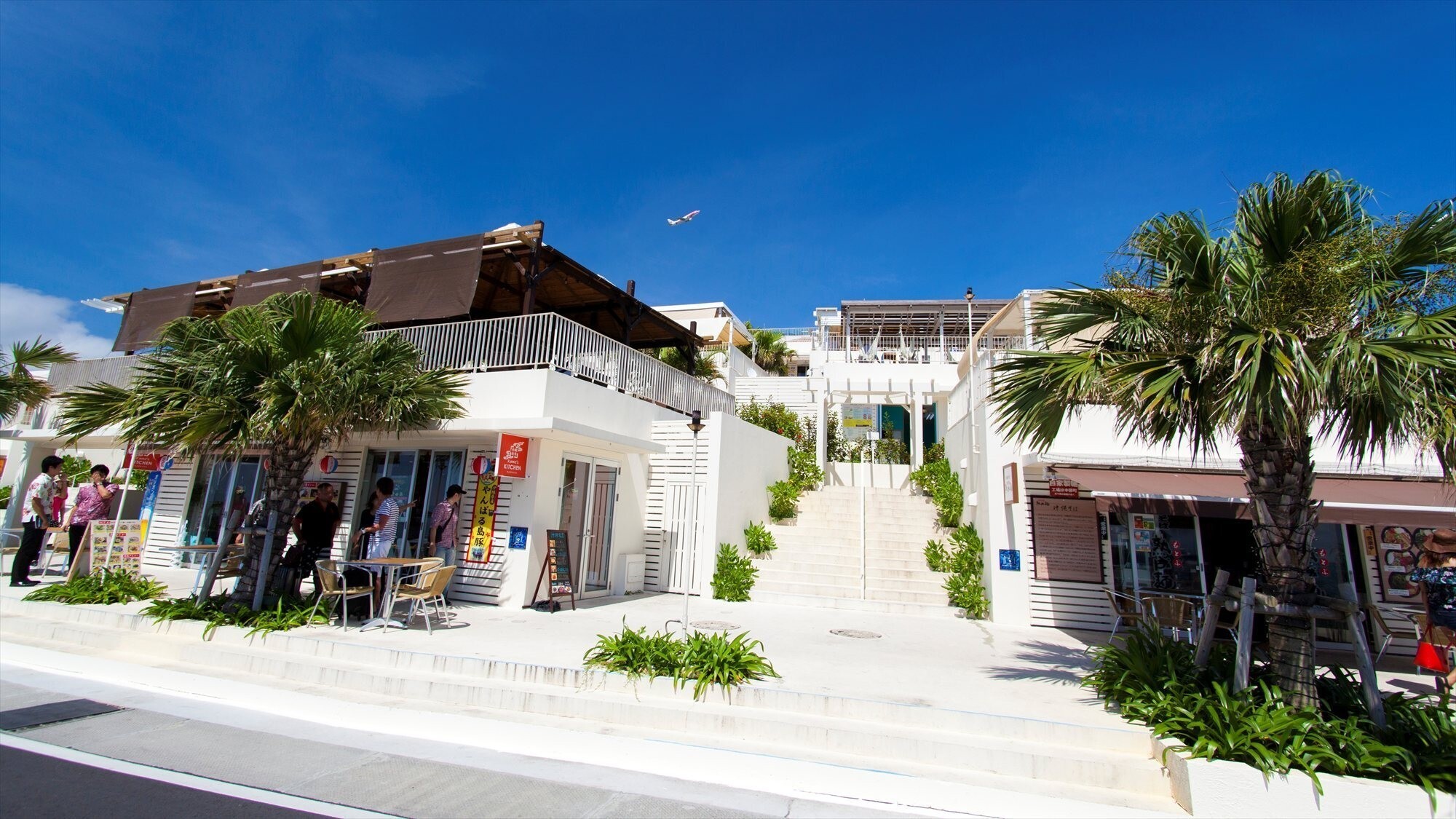 周辺観光/【瀬長島ウミカジテラス】海を眺めながら食事や買物を楽しめるまるで地中海リゾートのような島。