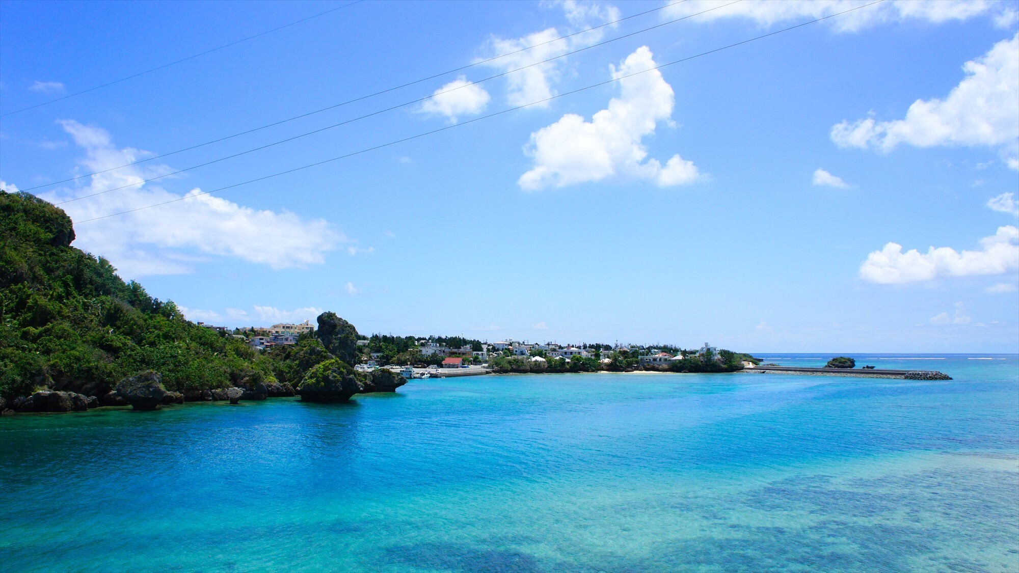 周辺観光/【伊計島】海中道路を渡って行ける離島で、真っ白な砂浜と透明度の高い海は見どころ。