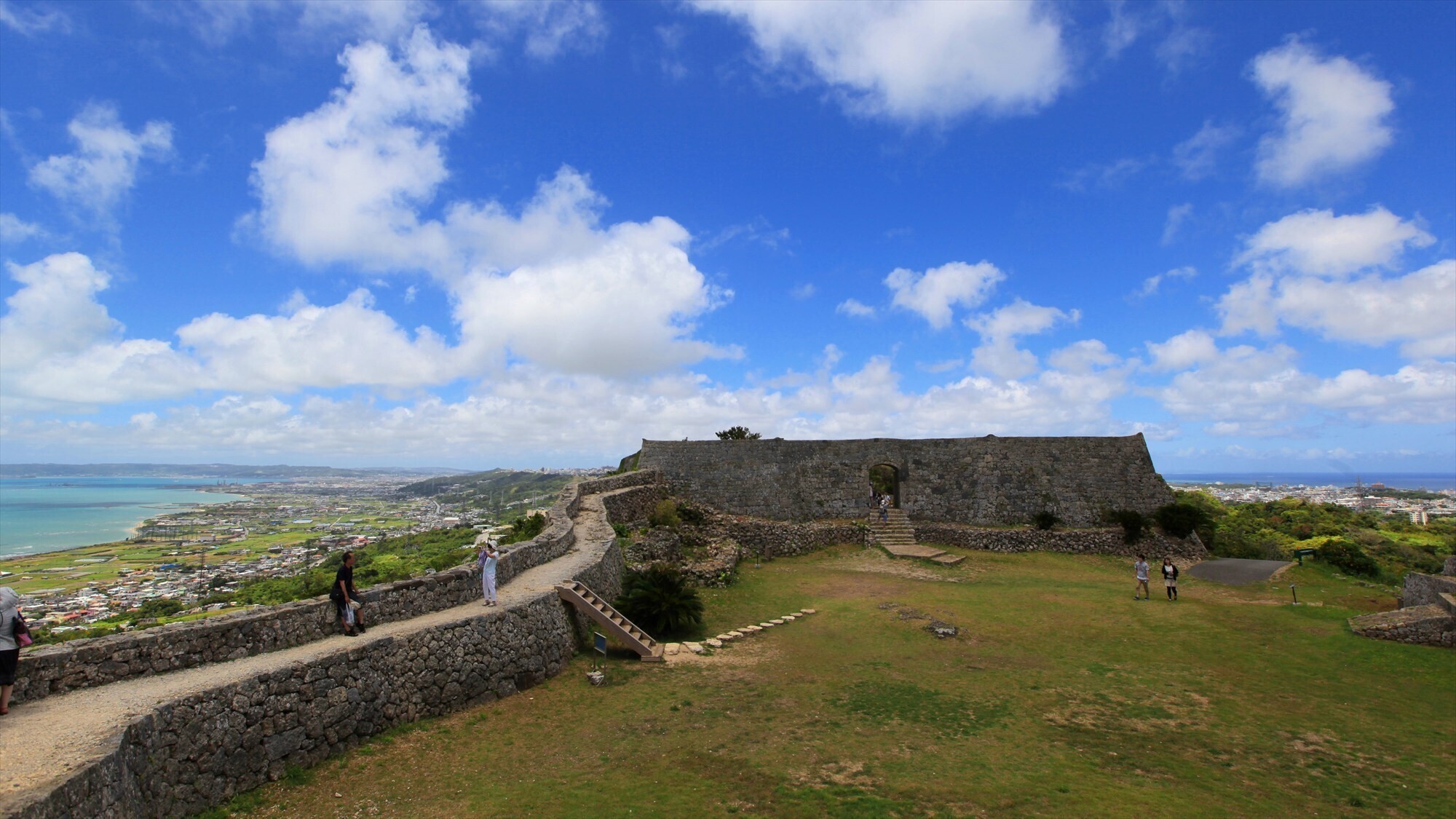 周辺観光/【中城城跡】石垣が美しい世界遺産のグスク。琉球王国時代の歴史を今に伝えています。