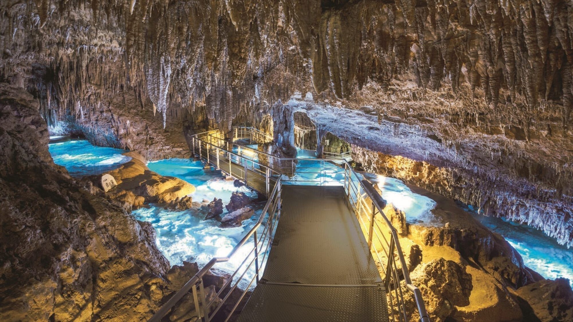 周辺観光/【おきなわワールド】広大な敷地に全長約5kmの鍾乳洞「玉泉洞」は見どころ。