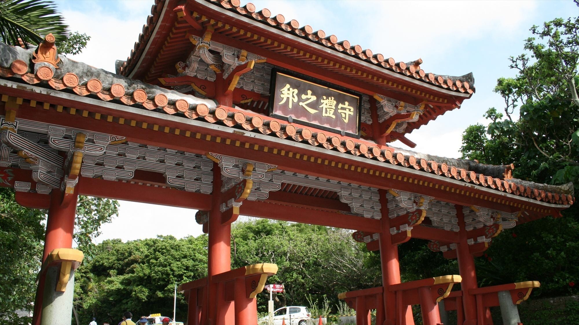 周辺観光/【首里城】小高い丘の上に立つ、琉球王国の栄華を伝える世界遺産の名城跡。