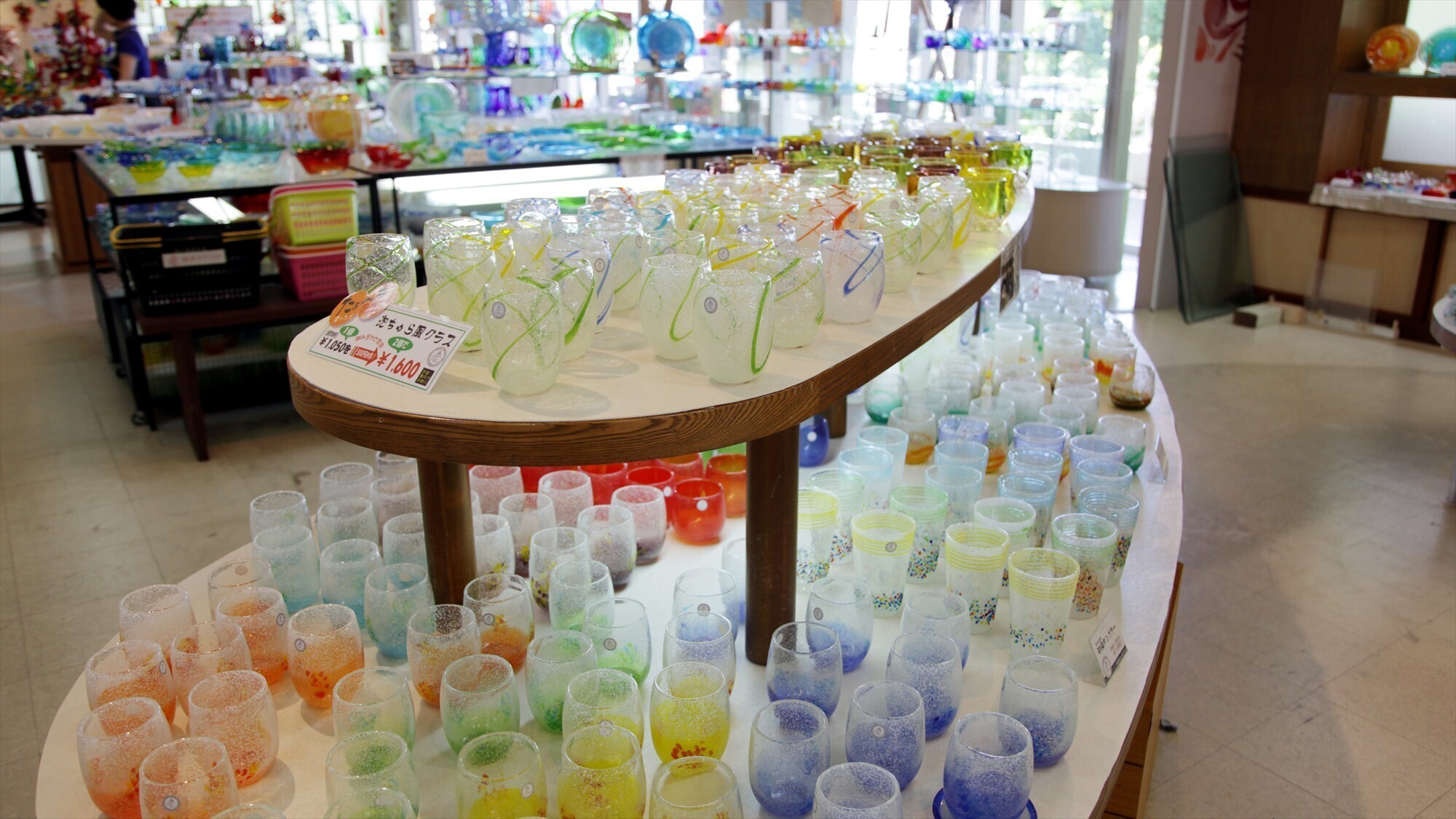 周辺観光/【琉球ガラス村】色鮮やかな琉球ガラスを制作体験できる工房。お土産探しにもおすすめ。