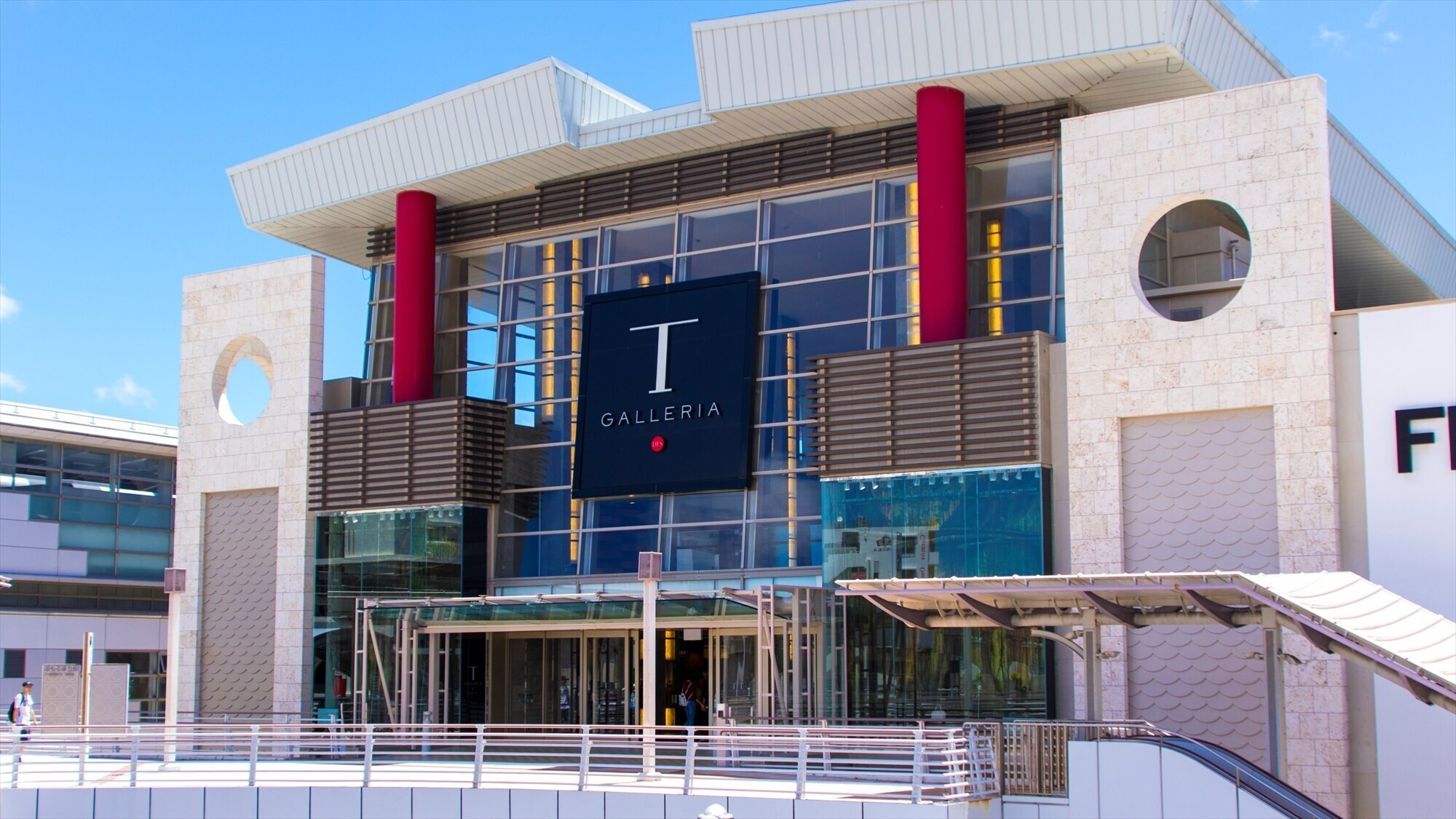 周辺観光/【Tギャラリア】那覇中心で免税ショッピングを楽しめる、観光客に人気の大型モール。