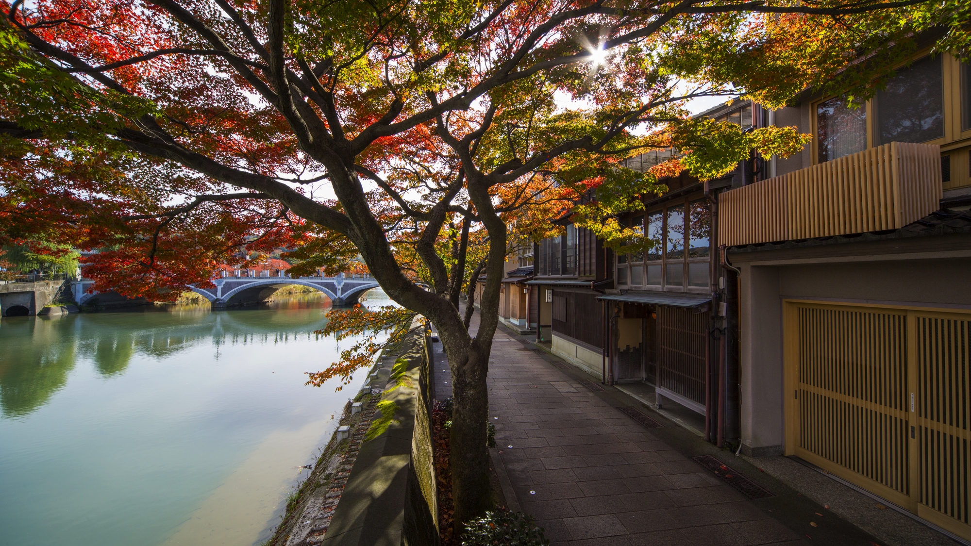 主計町茶屋街（徒歩18分、バス15分、お車6分）