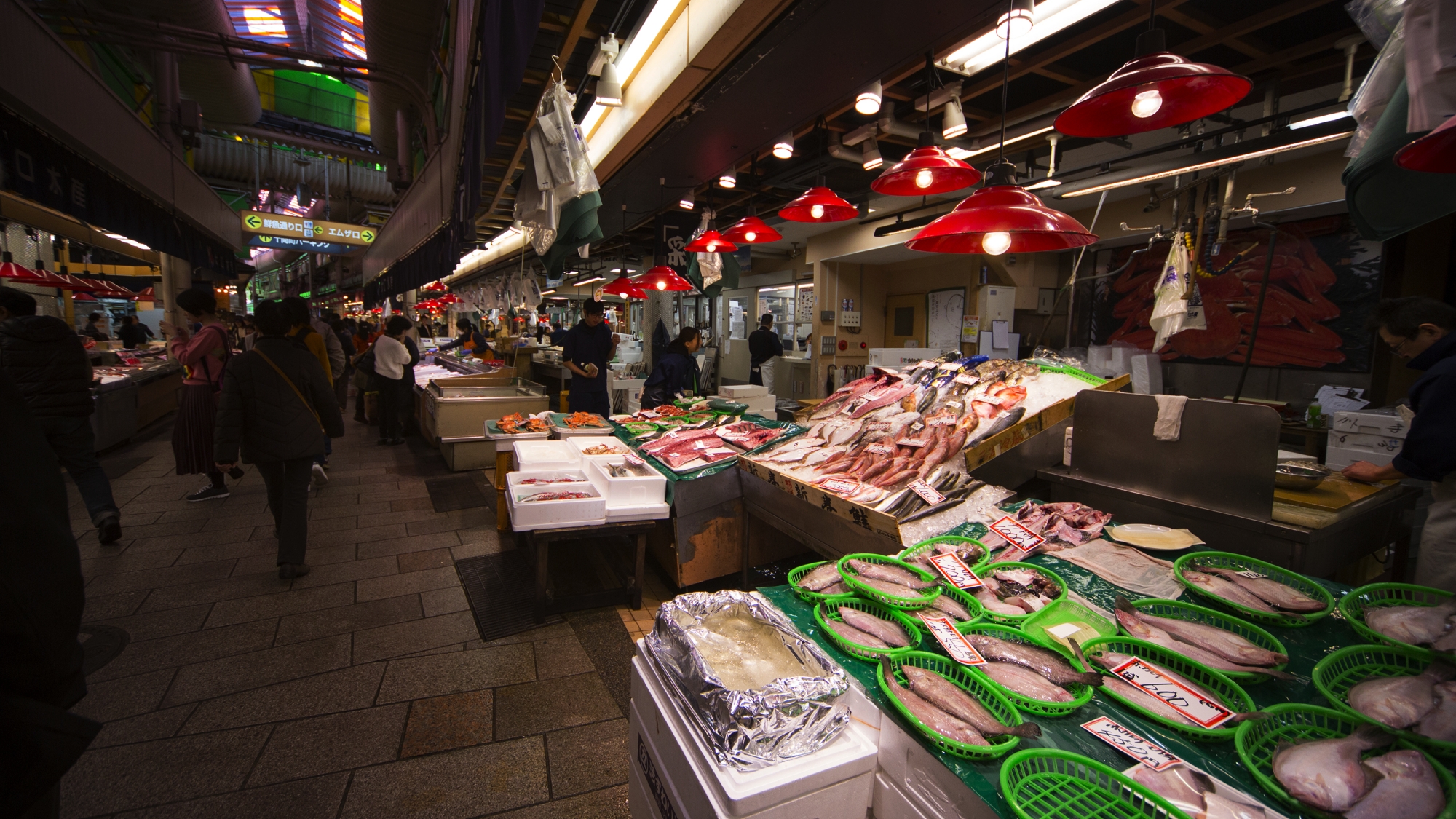 近江町市場（徒歩8分、バス5分、お車4分）