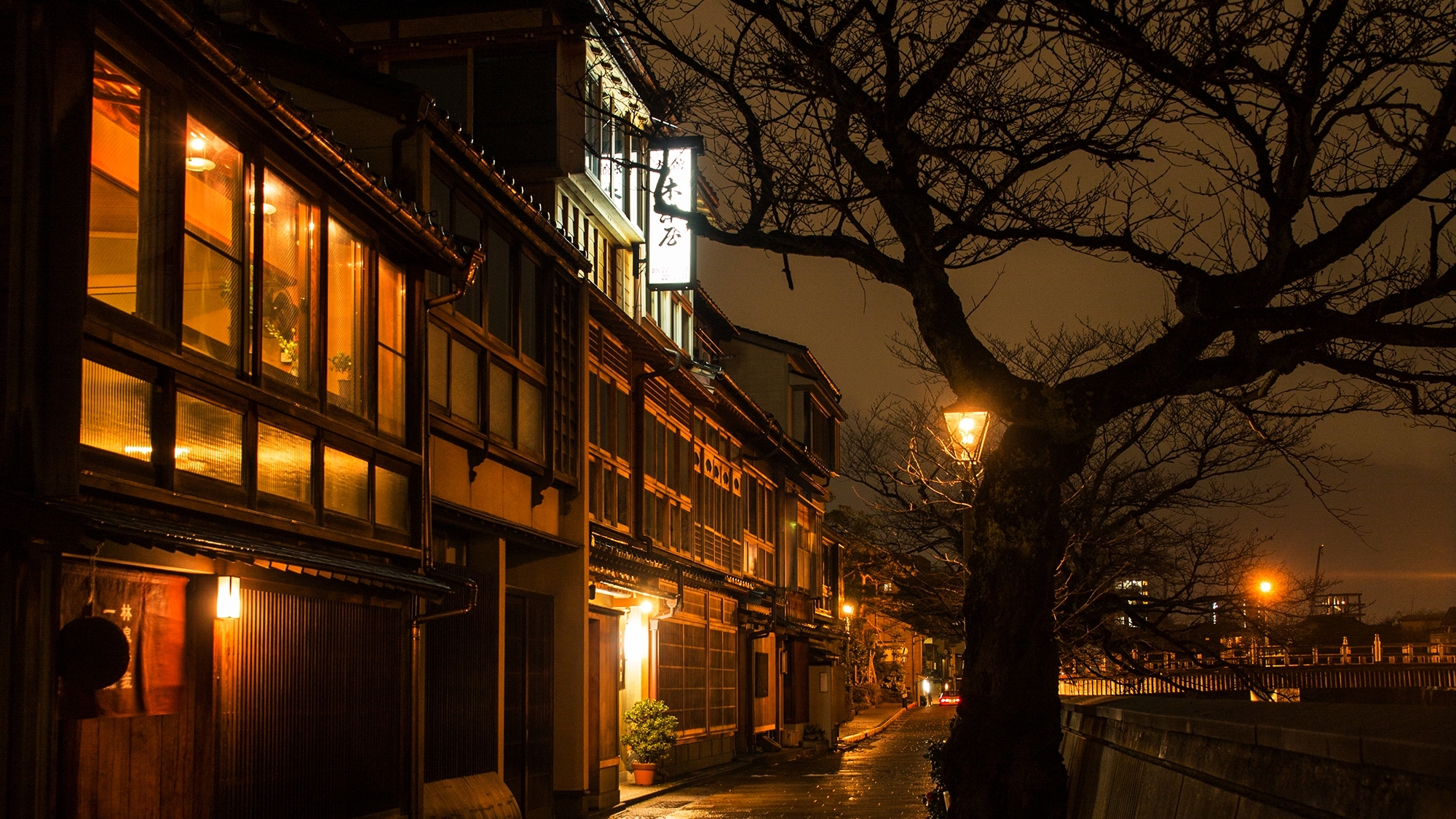 主計町茶屋街（徒歩18分、バス15分、お車6分）