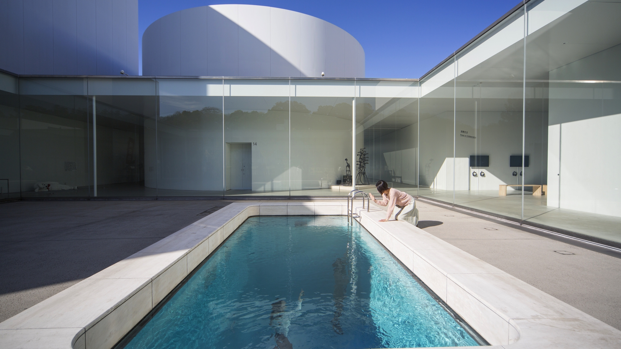 金沢21世紀美術館（徒歩14分、バス9分）