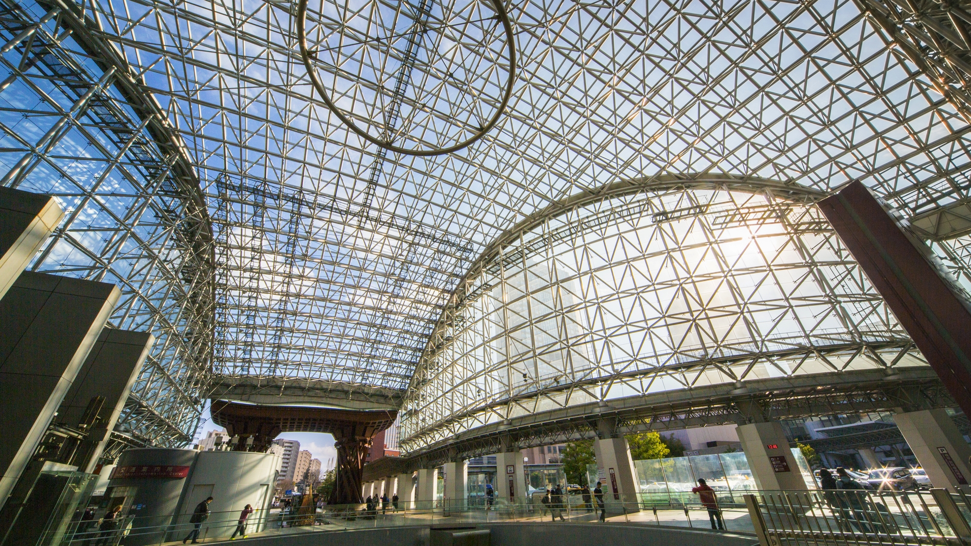 金沢駅（徒歩20分、バス8分、お車6分）