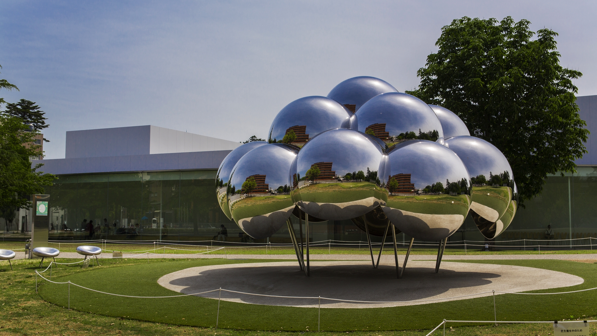 金沢21世紀美術館（徒歩14分、バス9分）