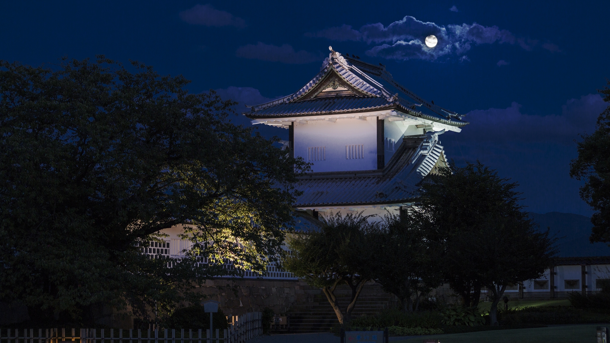金沢城・石川門（徒歩8分、バス7分、お車...
