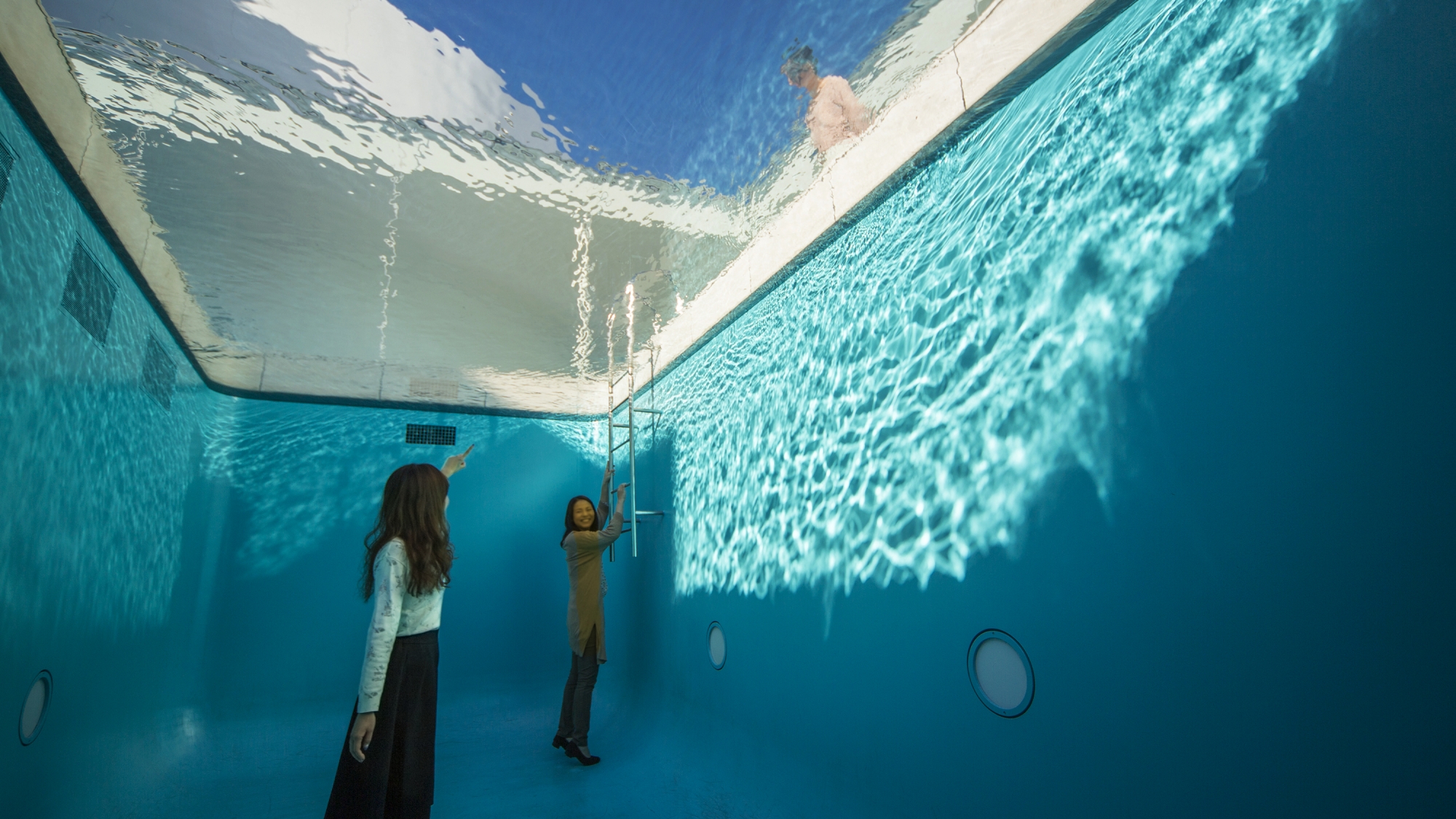 金沢21世紀美術館（徒歩14分、バス9分）