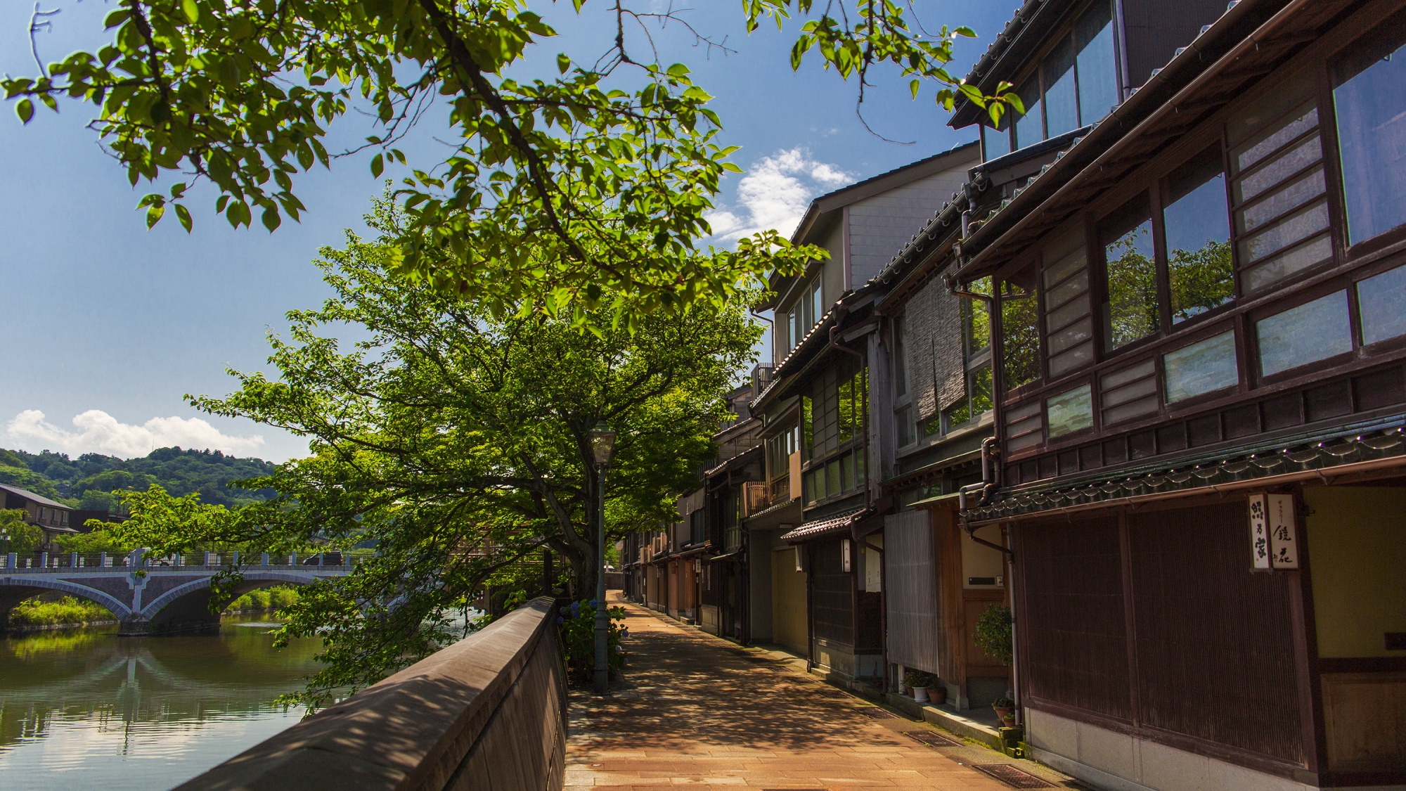 主計町茶屋街（徒歩18分、バス15分、お車6分）