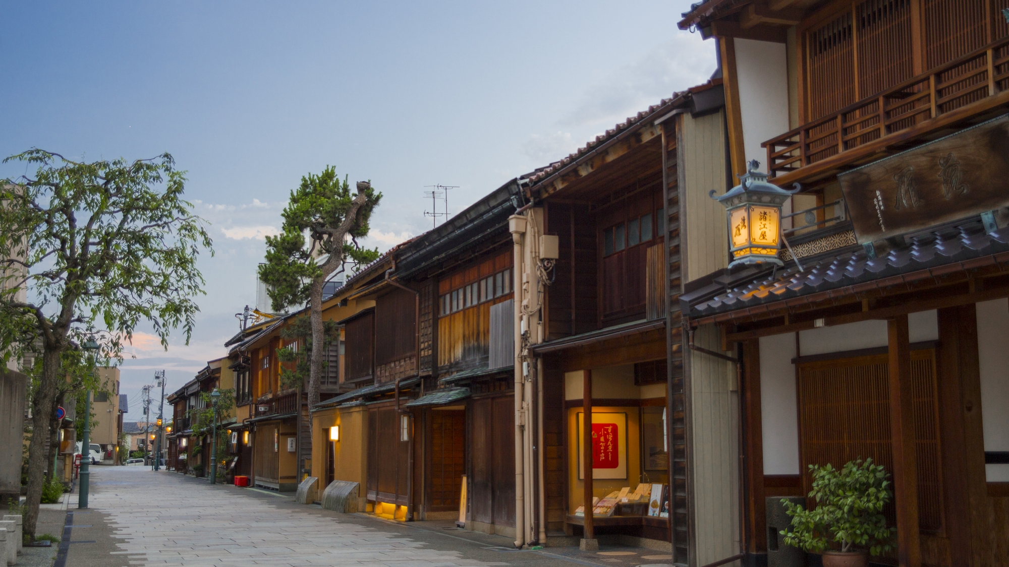 にし茶屋街（徒歩19分、バス12分、お車7分）