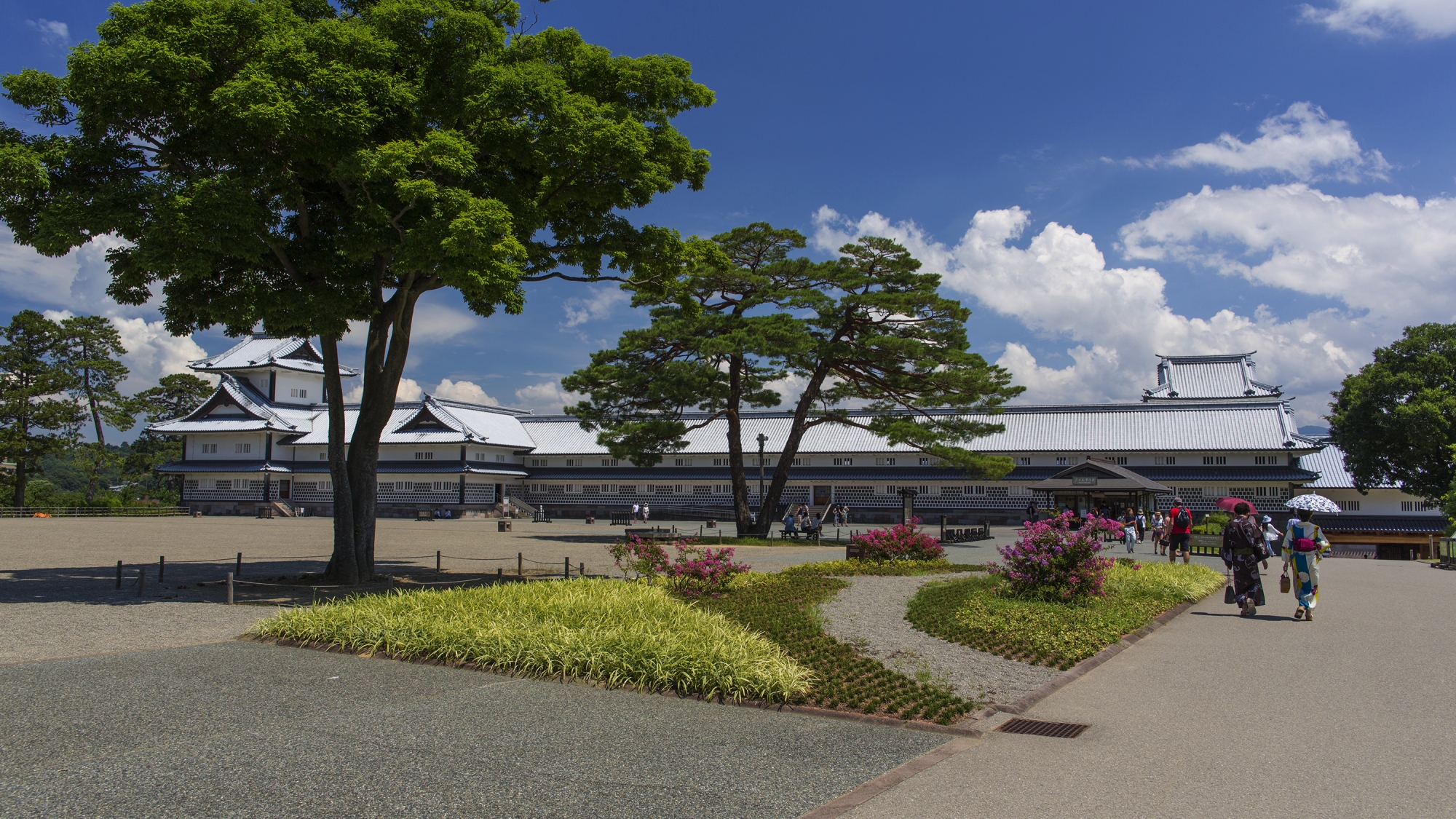 金沢城公園（徒歩8分、バス7分、お車2分）