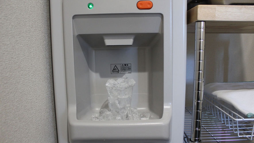 【製氷機】ご利用の際はプラスチックコップをご利用ください。