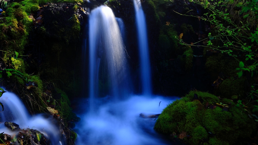 オンネトー湯の滝。国の天然記念物です。